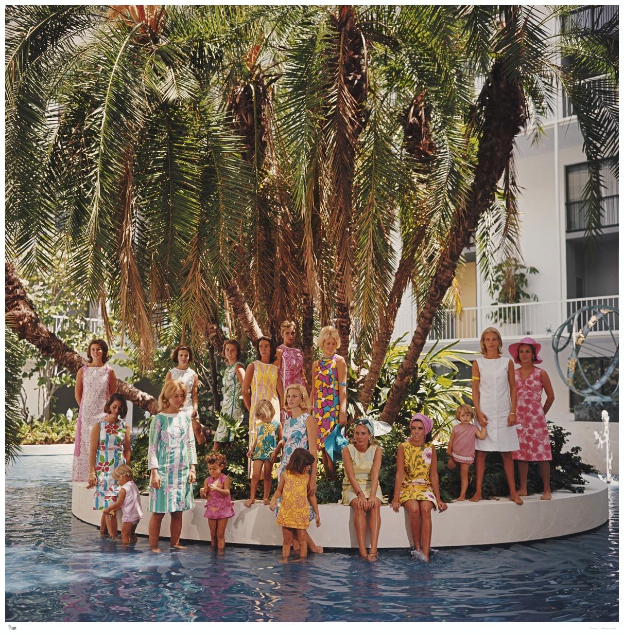 Aaron Young 1964- Slim Aarons 

Giovani matrone di Palm Beach, Florida. La maggior parte di loro indossa un abito Lilly Pulitzer dai colori vivaci, aprile 1964.

16 x 16" pollici / 41 x 41 cm formato carta 

Foto di Slim Aarons

Stampato