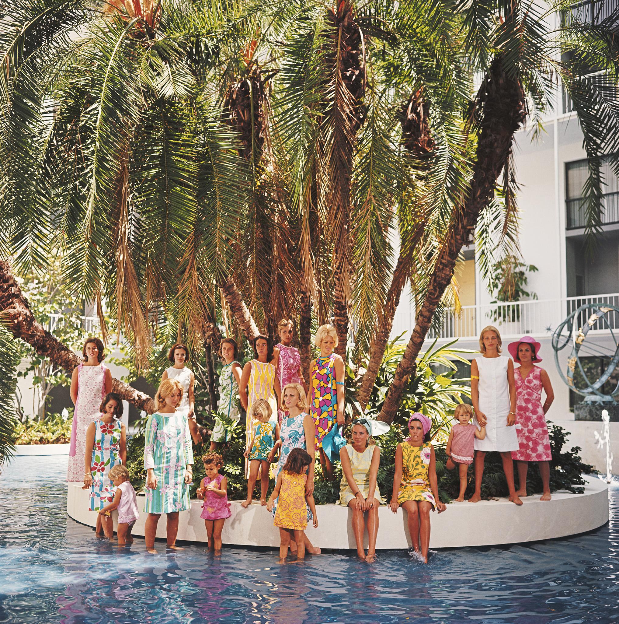 Jeune société 
1964
par Slim Aarons

Slim Aarons Limited Estate Edition

Jeunes matrones de Palm Beach, Floride. La plupart d'entre elles portent une robe de chambre Lilly Pulitzer aux couleurs gaies, avril 1964.

non encadré
A.I.C. print
imprimé