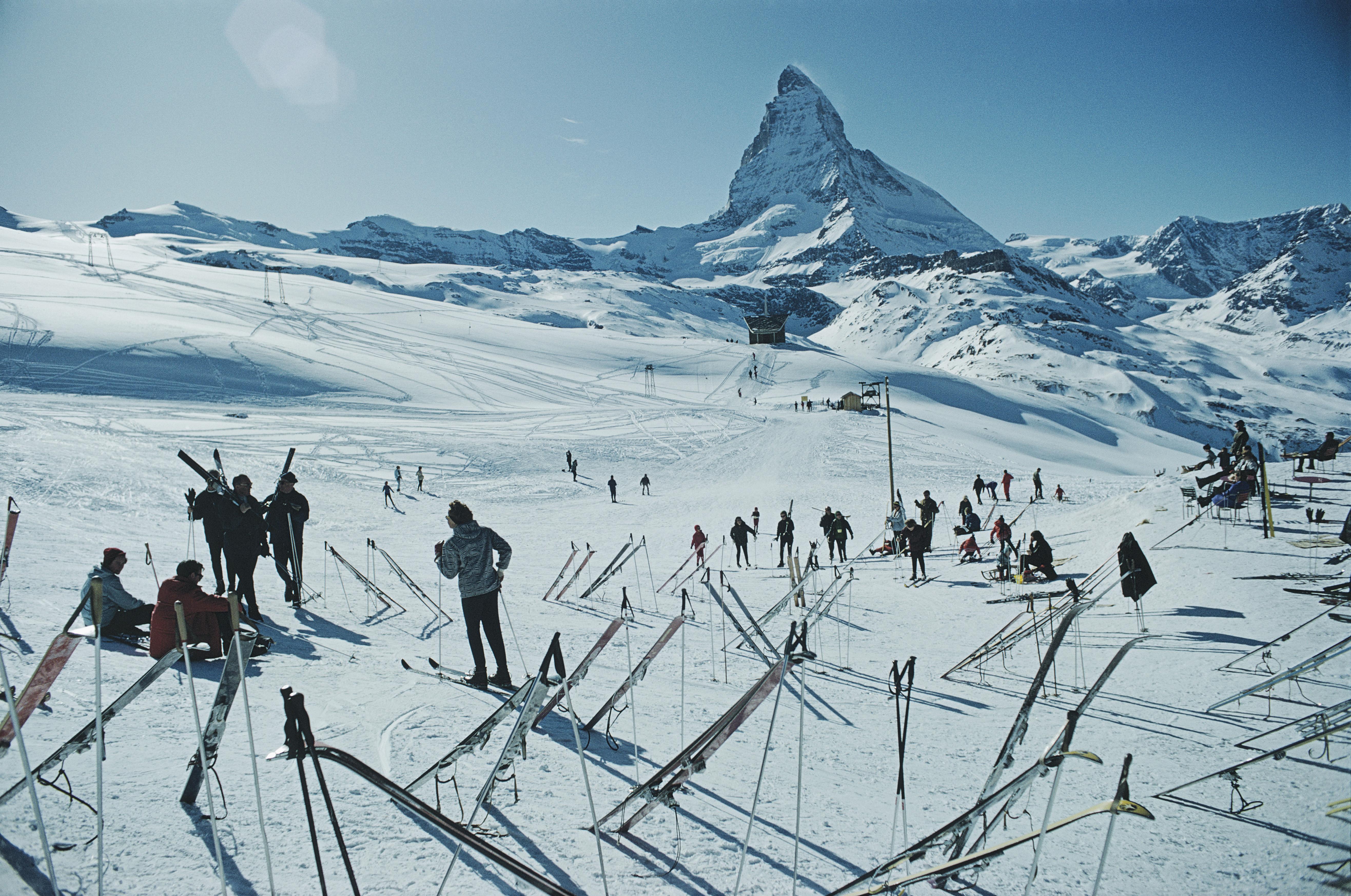 Slim Aarons Landscape Photograph – Zermatt-Skifahren, Nachlass-Ausgabe