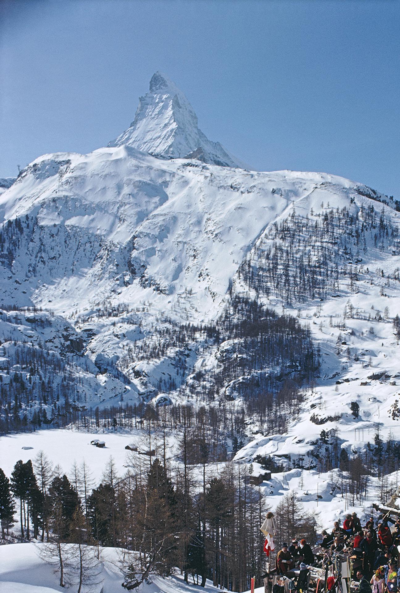 Zermatt-Skifahren, Schweizer Alpen, Nachlassausgabe, Schneeberg-Landschaftsfotografie (Violett), Landscape Photograph, von Slim Aarons