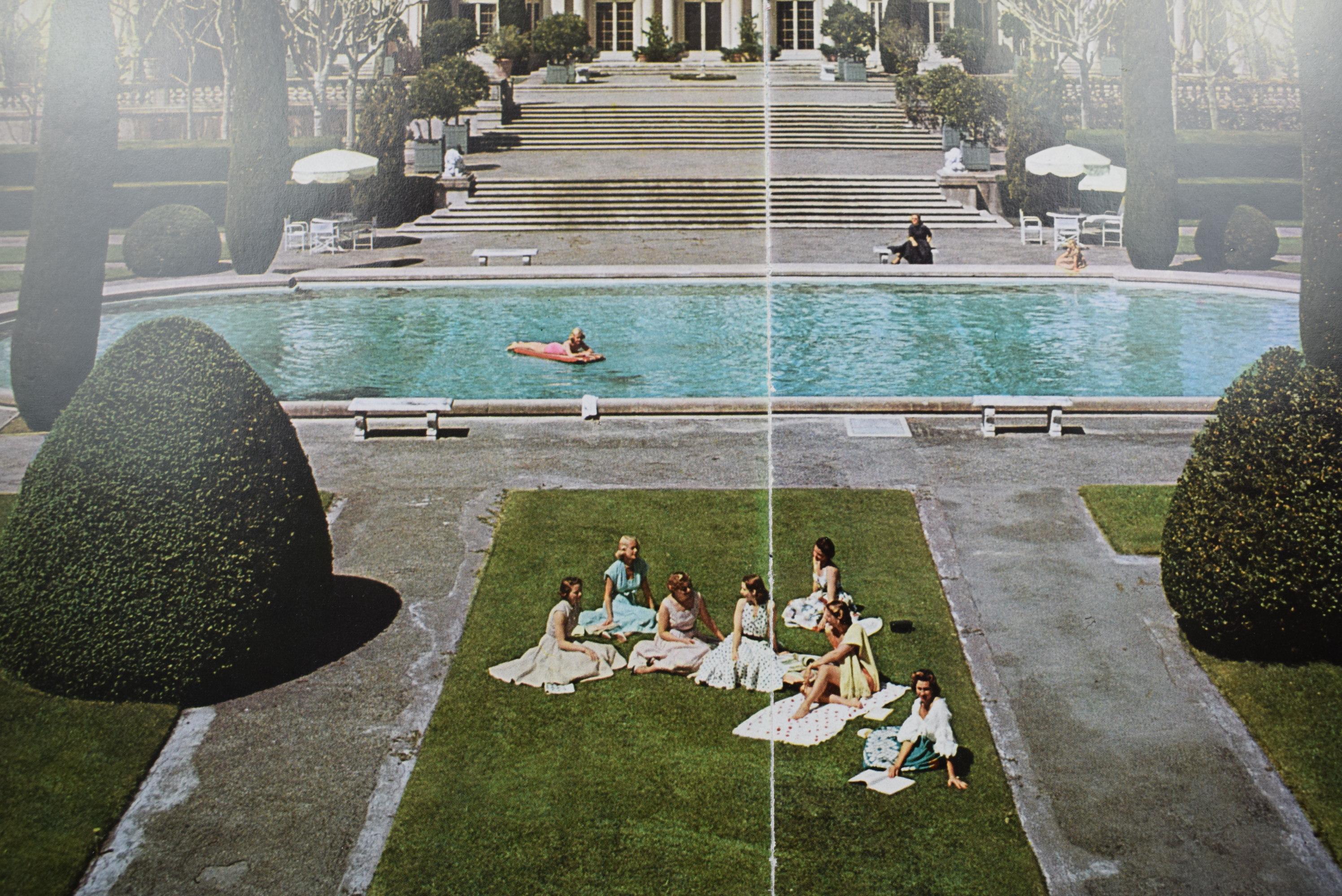 Slim Aarons California Estate, ca. 1974, gerahmter Farb-Doppelteller im Angebot 2