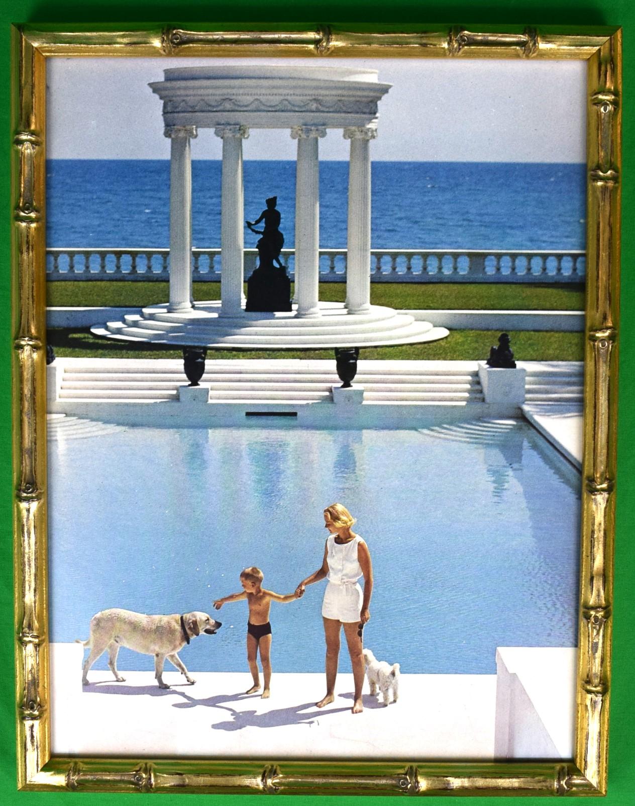 Aarons C.Z. mince Guest At Villa Artemis In Palm Beach c1974 Assiette colorée encadrée - Print de Slim Aarons
