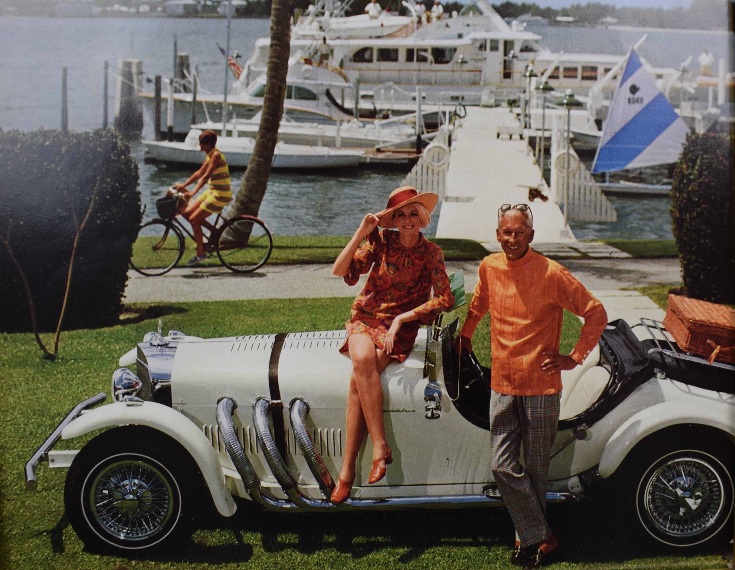 Slim Aarons Jim Kimberley zu Hause mit Auto und Booten in Palm Beach, um 1974, gerahmt  im Angebot 2