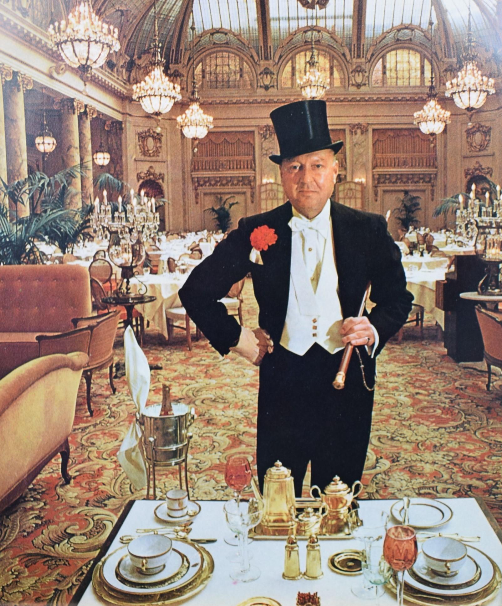 Assiette colorée encadrée Slim Aarons Lucius Beebe At The Palace Hotel, c1974 en vente 2