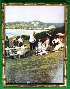 Assiette colorée encadrée « Slim Aarons Luncheon On The Lawn In Newport », c1974