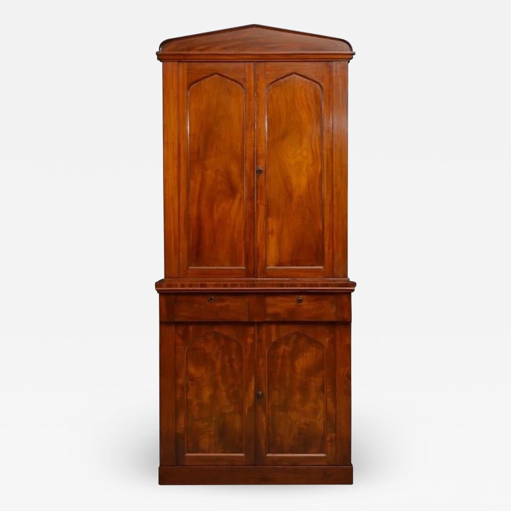 Sn655 a fine quality William IV, mahogany bookcase, having architectural pediment to the top above two arched panelled doors which open to reveal three height adjustable shelves above projecting base with two drawers, one enclosing a sliding leather