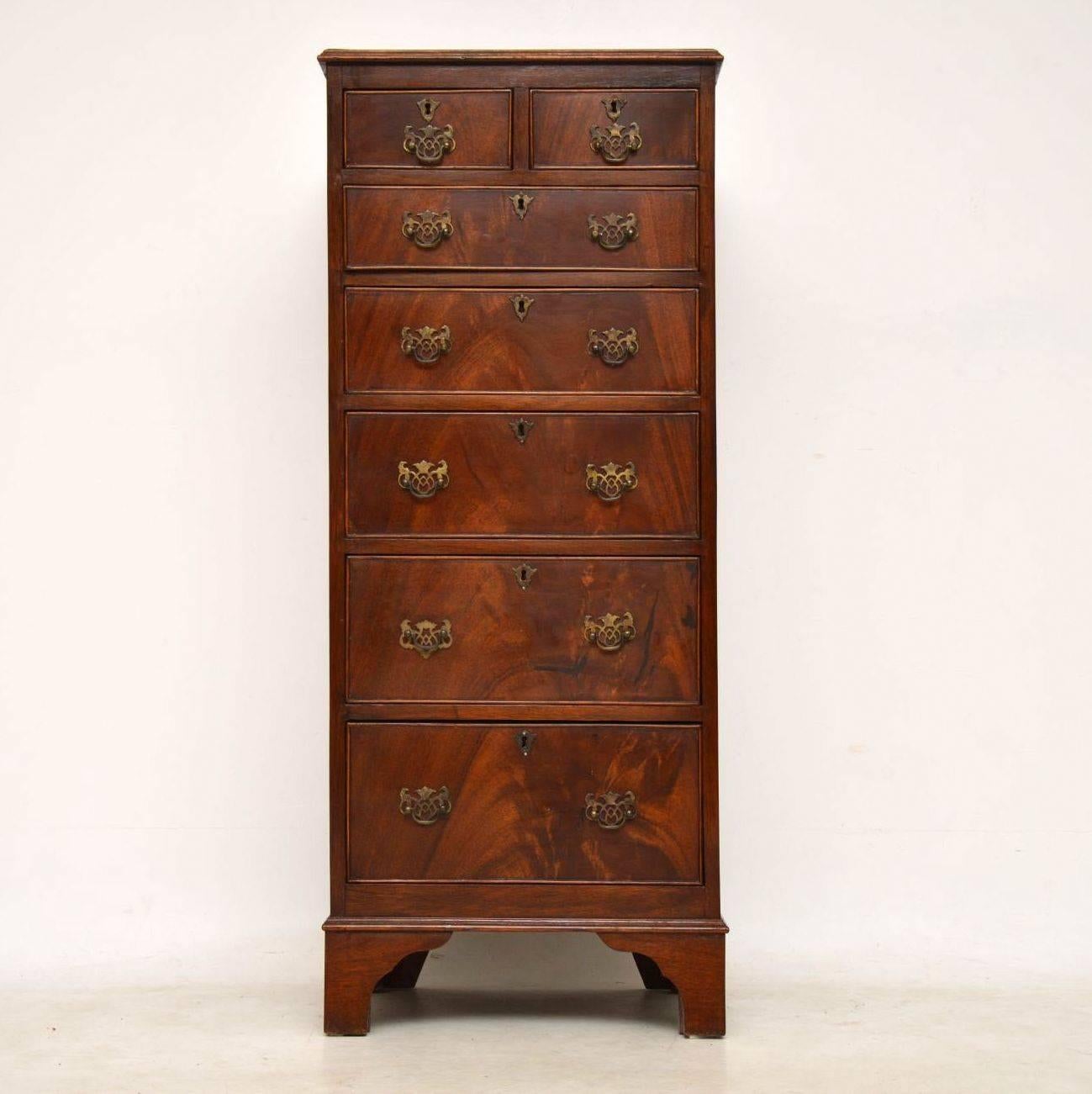 Slim antique mahogany chest of drawers on bracket feet and in good original condition. It’s very good quality, with oak lined finely dovetailed drawers, cross banded on the fronts, with original brass handles, escutcheons and locks. The drawers have