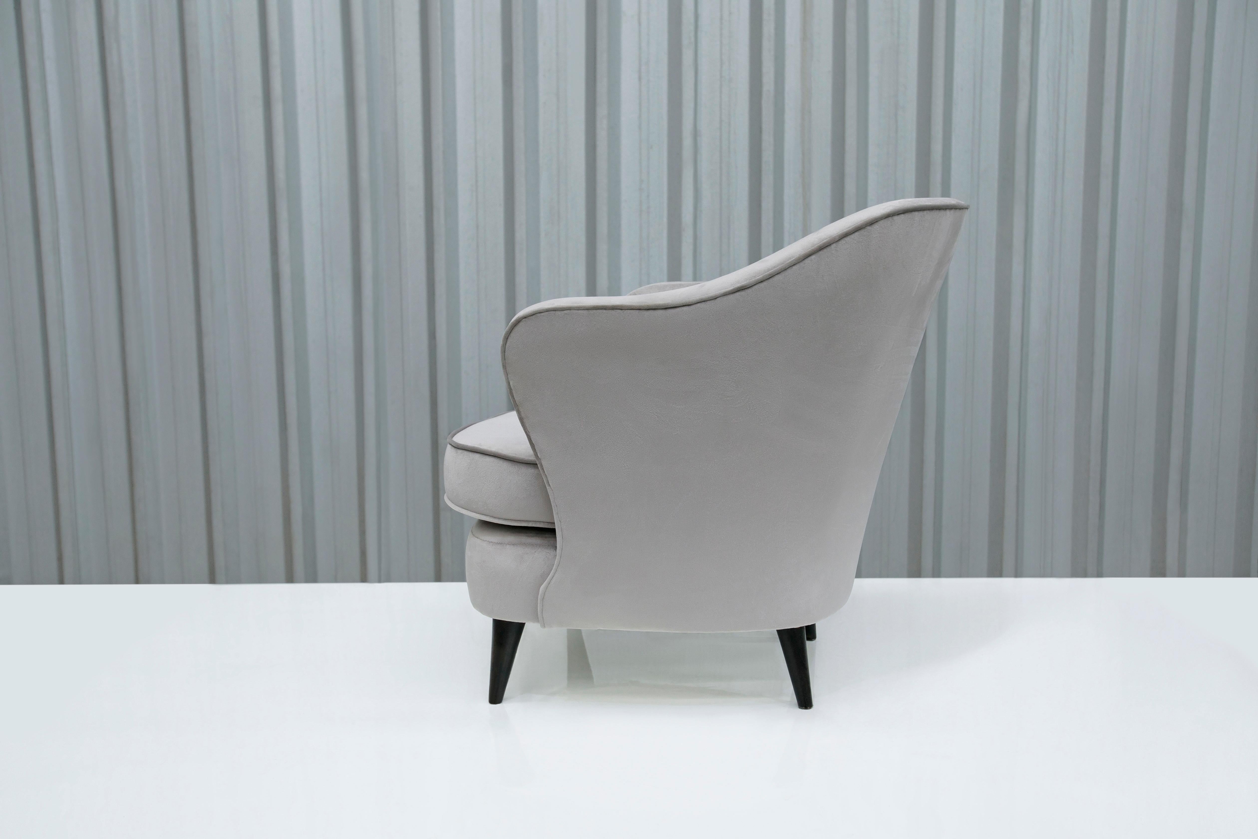Slim Armchair in Grey Fabric Attributed to  Joaquim Tenreiro, c. 1950s In Good Condition For Sale In New York, NY