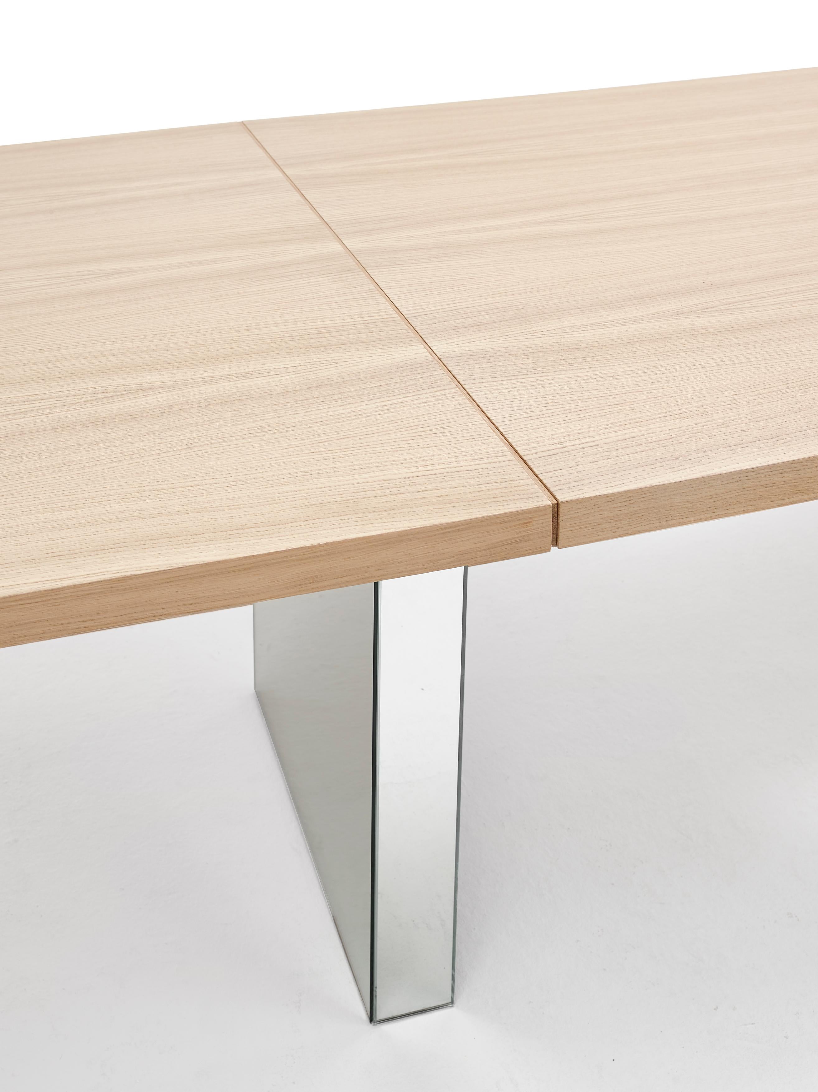 Recently Arco developed a technique to connect the slim+ tables. This allows this super slim table to be produced to enormous lengths. In addition, all the necessary connection points, such as sockets, data connections and USB portals can be