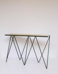 Schlanker Deep Green Stahlkonsolentisch mit Holzplatte / Individuell anpassbar