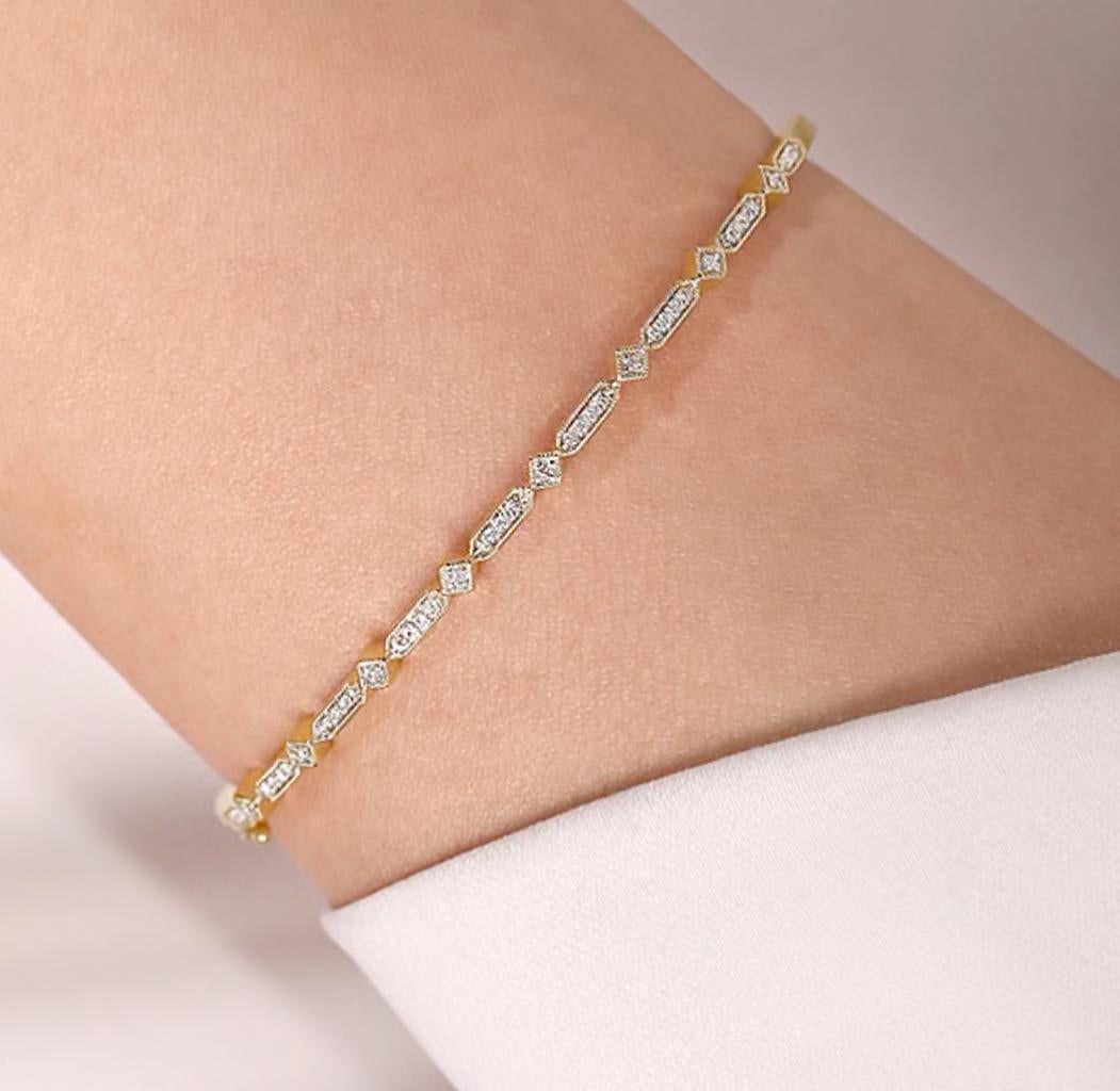 Élégant et élancé, ce bracelet bangle d'inspiration victorienne présente un motif géométrique alterné avec des bords en perles milgrain pour une touche vintage parfaite. Cette beauté est gracieusement élégante seule à votre poignet et également