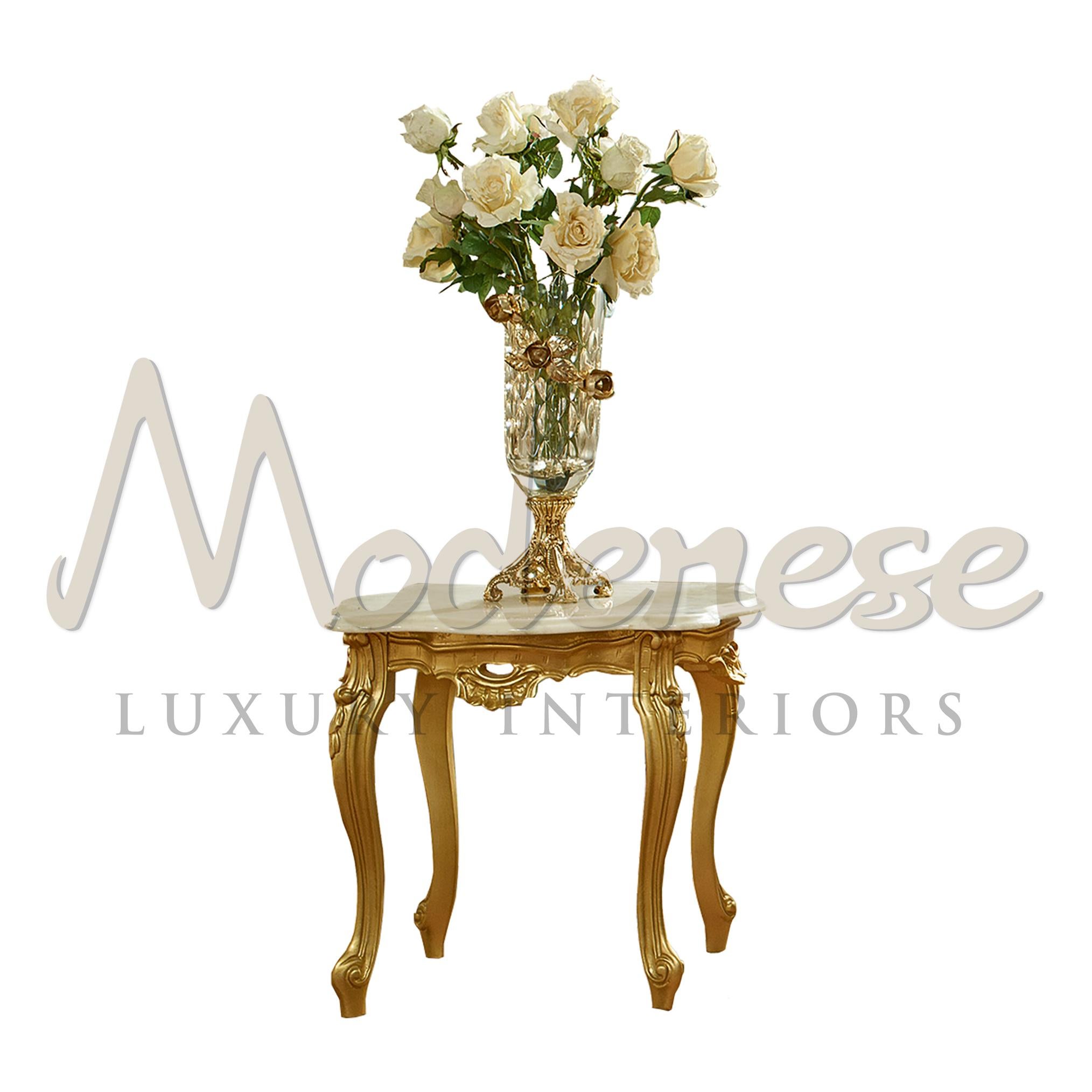 Schlanker Beistelltisch aus Blattgold mit weißer Marmorplatte von Modenese Luxury Interior (Louis XV.) im Angebot