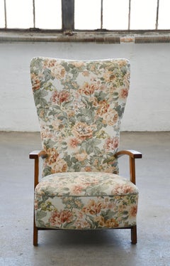 Sedia da salotto sottile a schienale alto con braccioli aperti e tessuto floreale, Danimarca, anni '40