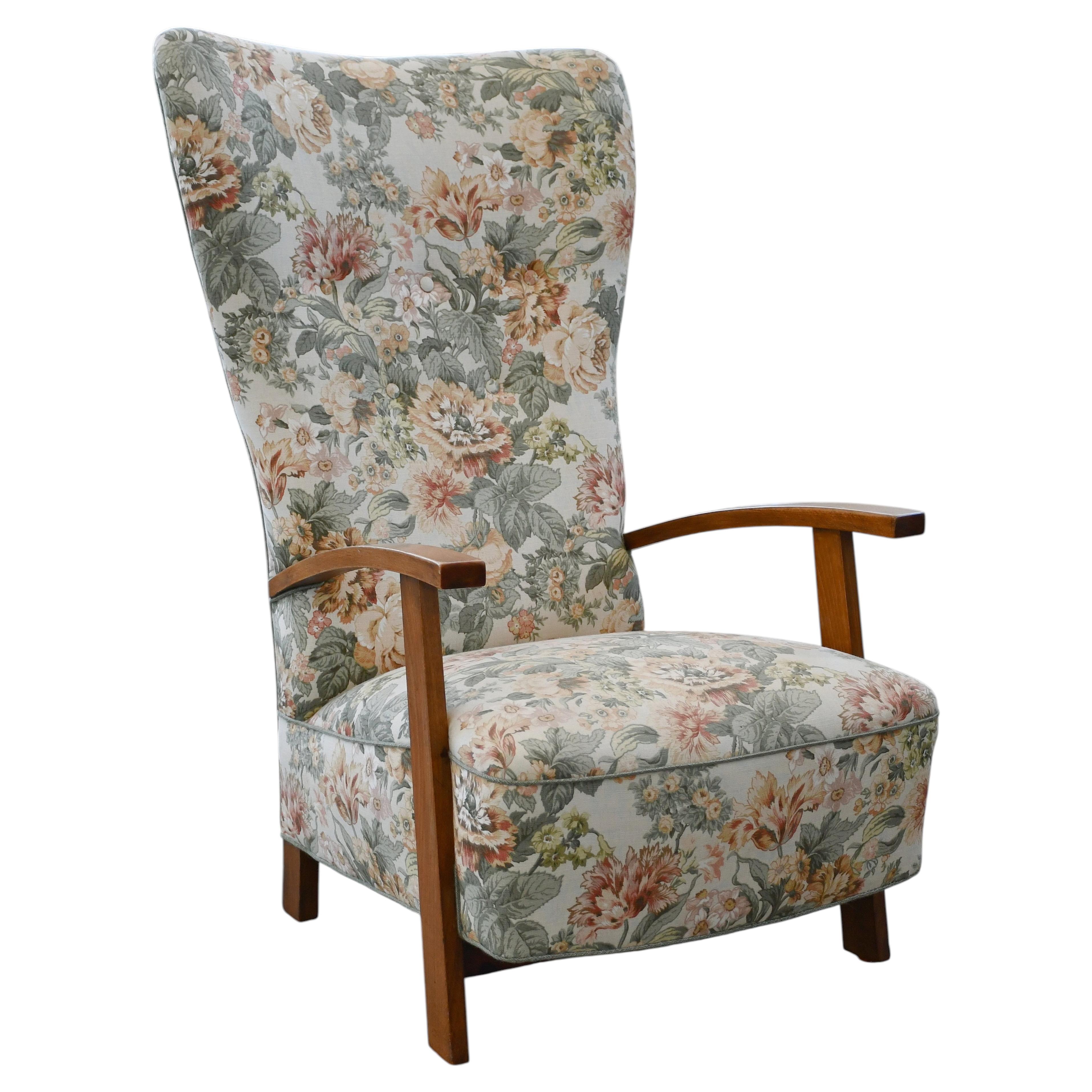 Chaise longue étroite à dossier haut avec accoudoirs ouverts et tissu floral, Danemark, années 1940