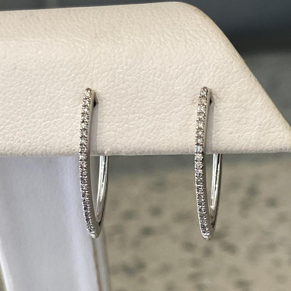Contemporaneo Cerchi a V Slim Huggie 20 mm 0,10 carati di diamanti in oro bianco 14K in vendita