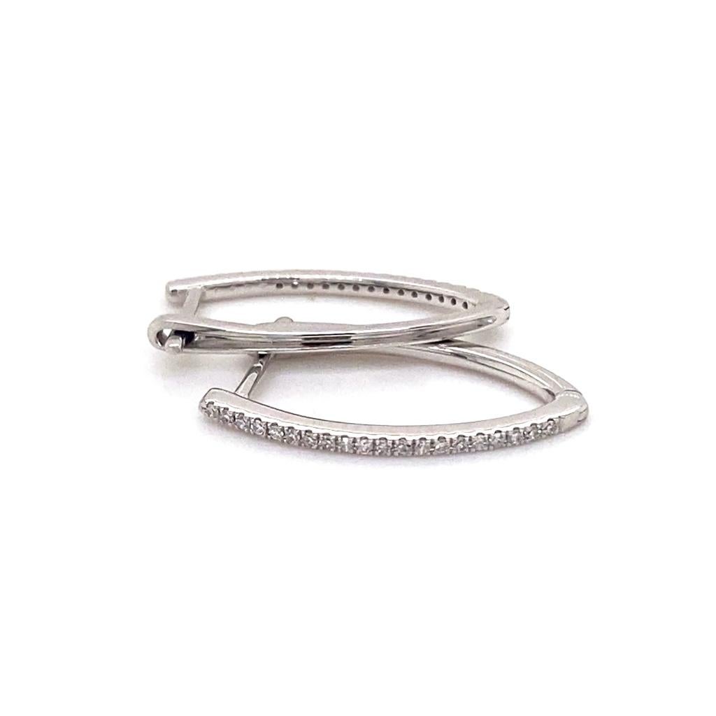 Cerchi a V Slim Huggie 20 mm 0,10 carati di diamanti in oro bianco 14K In condizioni Nuovo in vendita a Austin, TX