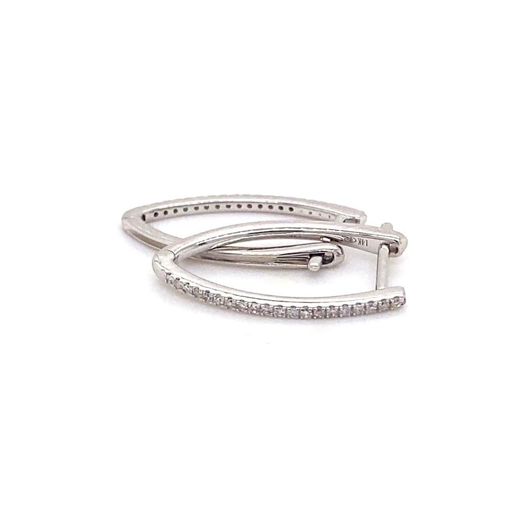 Cerchi a V Slim Huggie 20 mm 0,10 carati di diamanti in oro bianco 14K in vendita 1