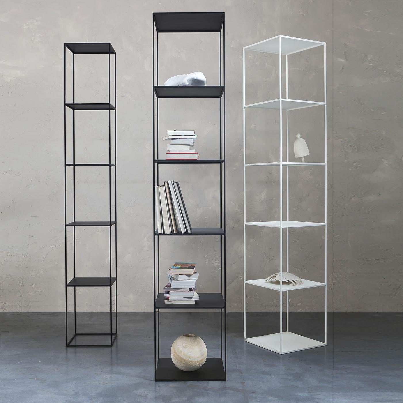 Schlankes Ironie-Säulenregal aus schwarzem Kupfer von M. Peregalli im Zustand „Neu“ im Angebot in Milan, IT