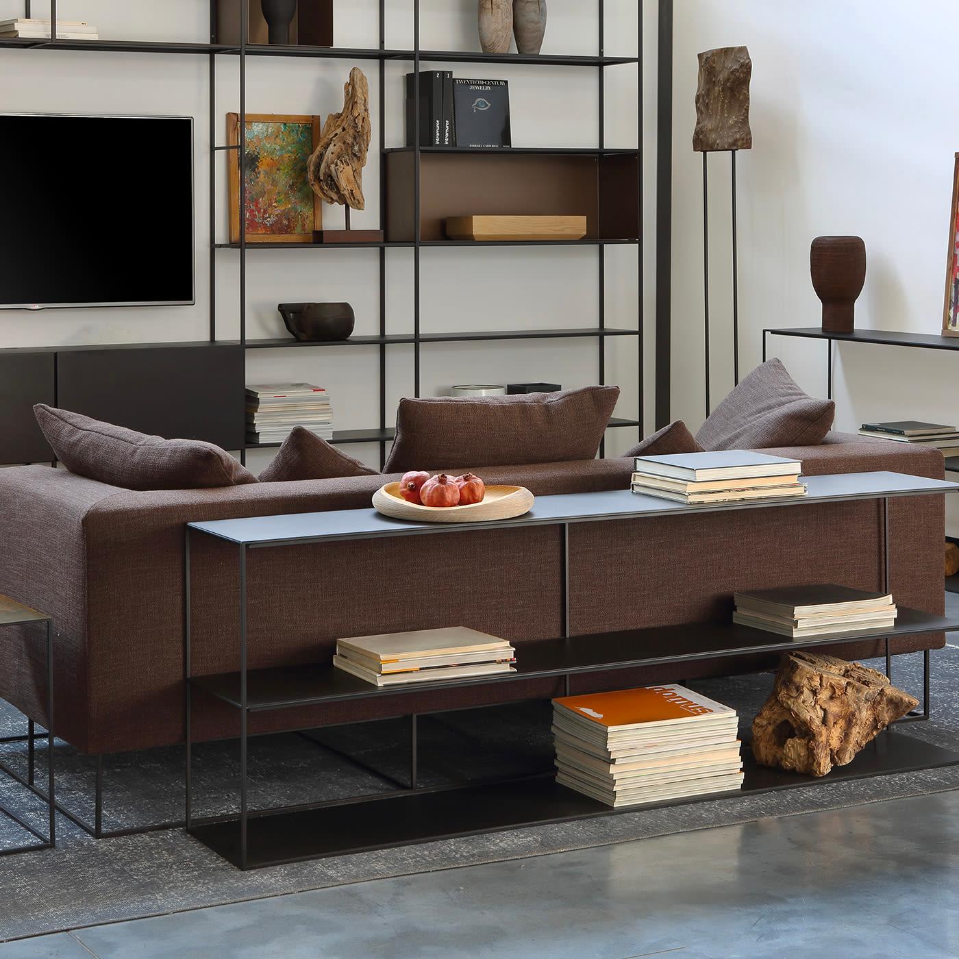 Caratterizzata da un design minimalista, questa credenza di Maurizio Peregalli si distingue per un'eleganza senza tempo e un carattere versatile. Delineato da forme geometriche pulite, è interamente realizzato a mano in metallo con finitura nera