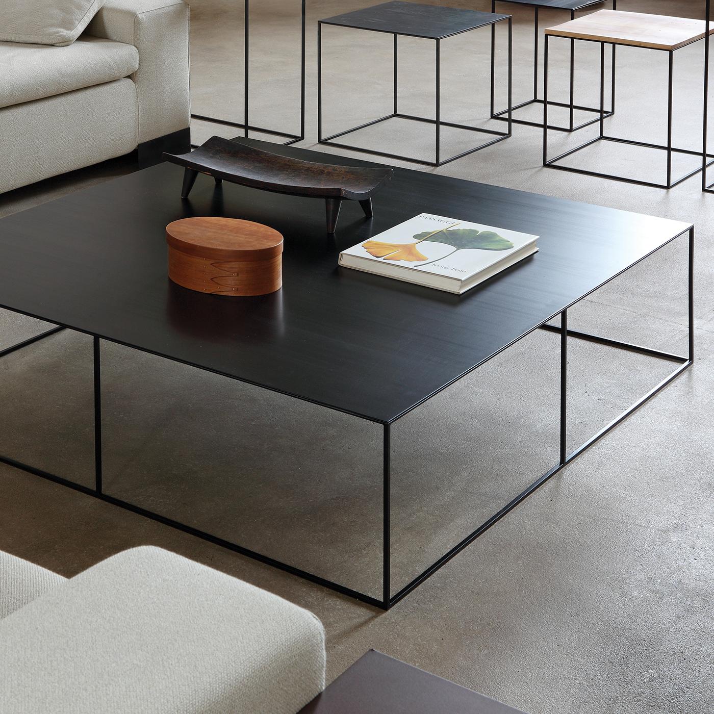 Ultra-slim volumes arranged in an airy and utterly minimalist silhouette lend this coffee table its untamable restrained elegance. An impeccable solution to complement a wide variety of contemporary living spaces, its frame crafted of steel wire