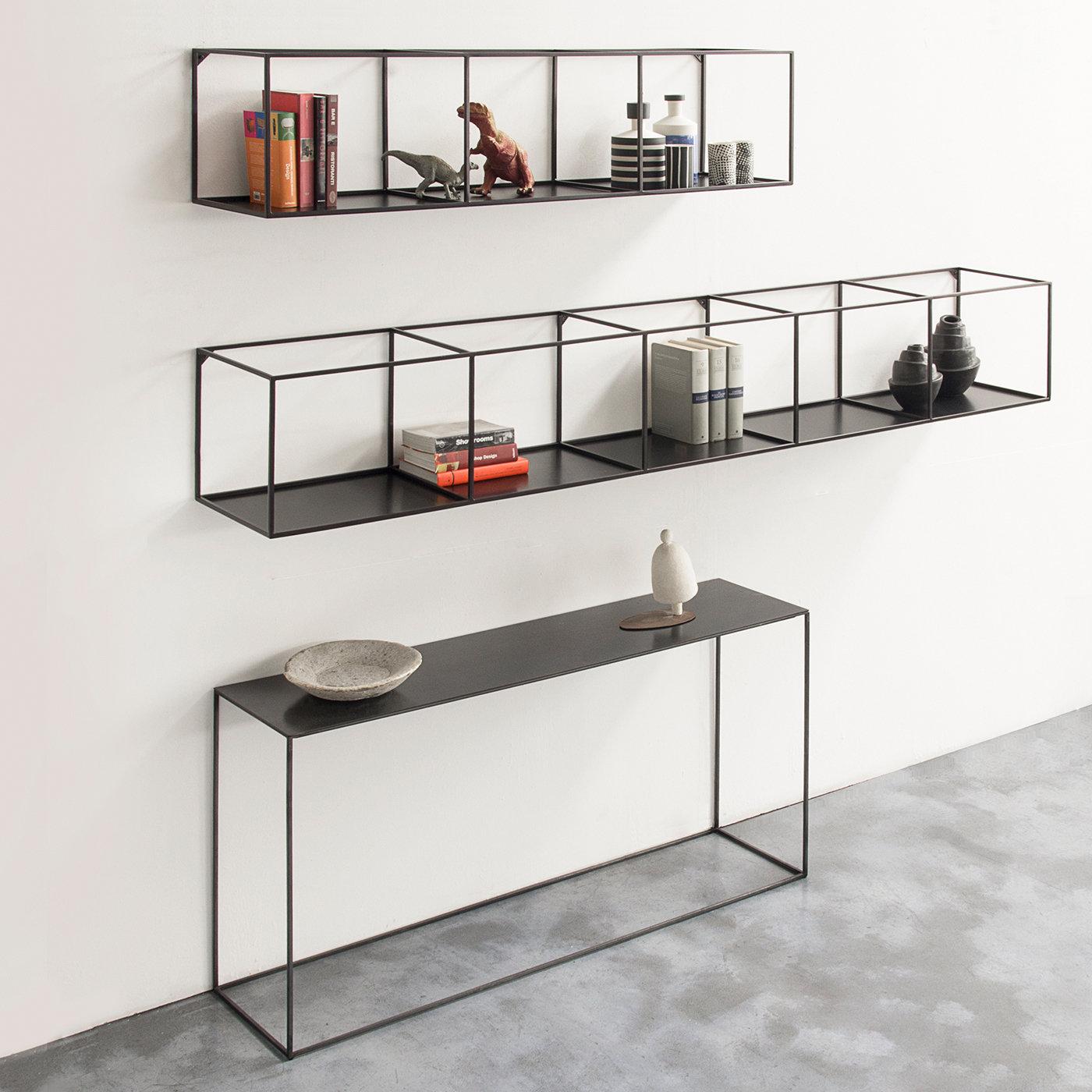 This lovely wall unit has a slender metal structure (8x 8 mm) and a black sablè, powder-coated metal shelf.