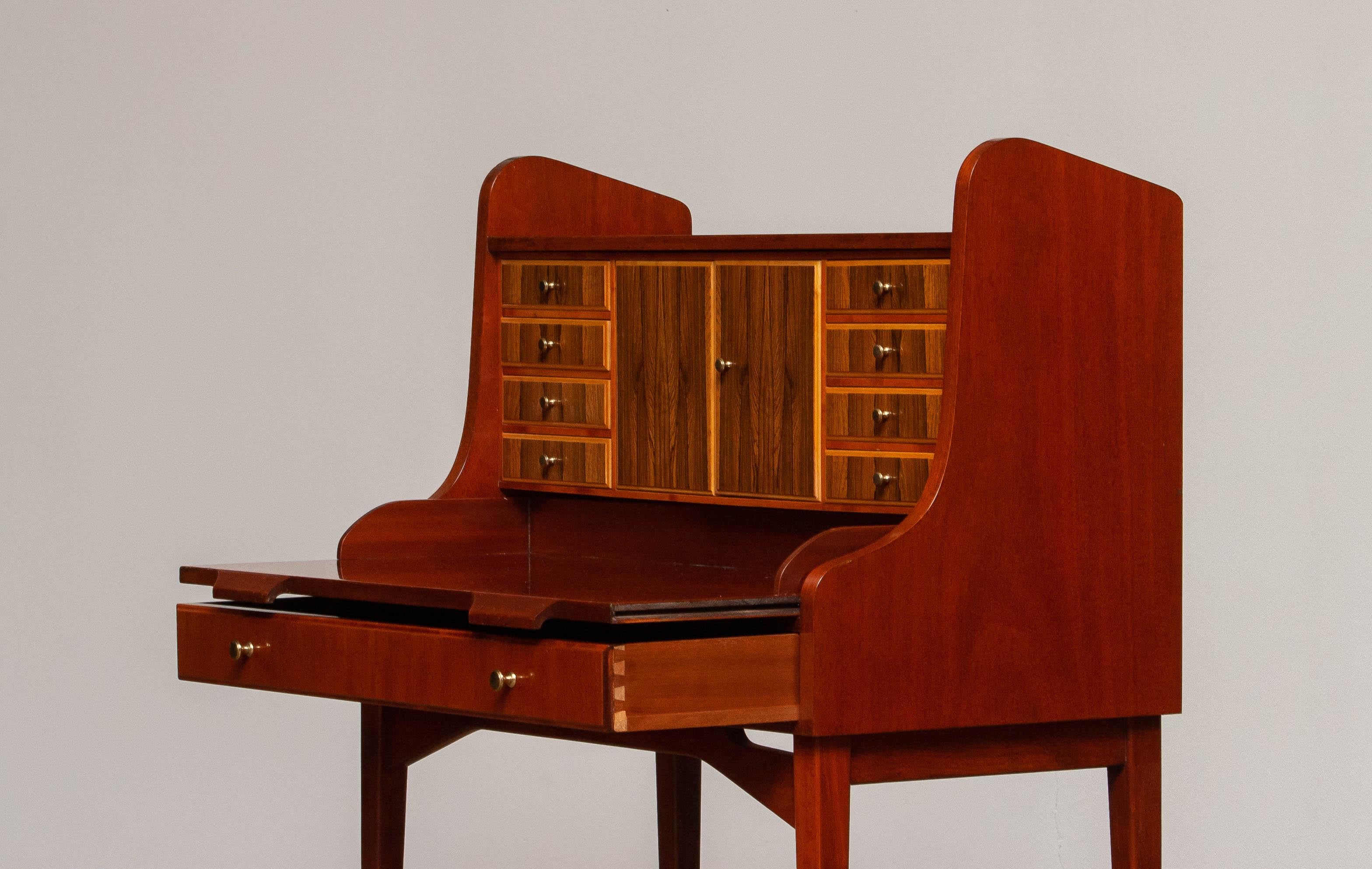 Secrétaire de caoba de patas finas, tocador con incrustaciones de olmo y nogal Suecia 1960 en venta 7