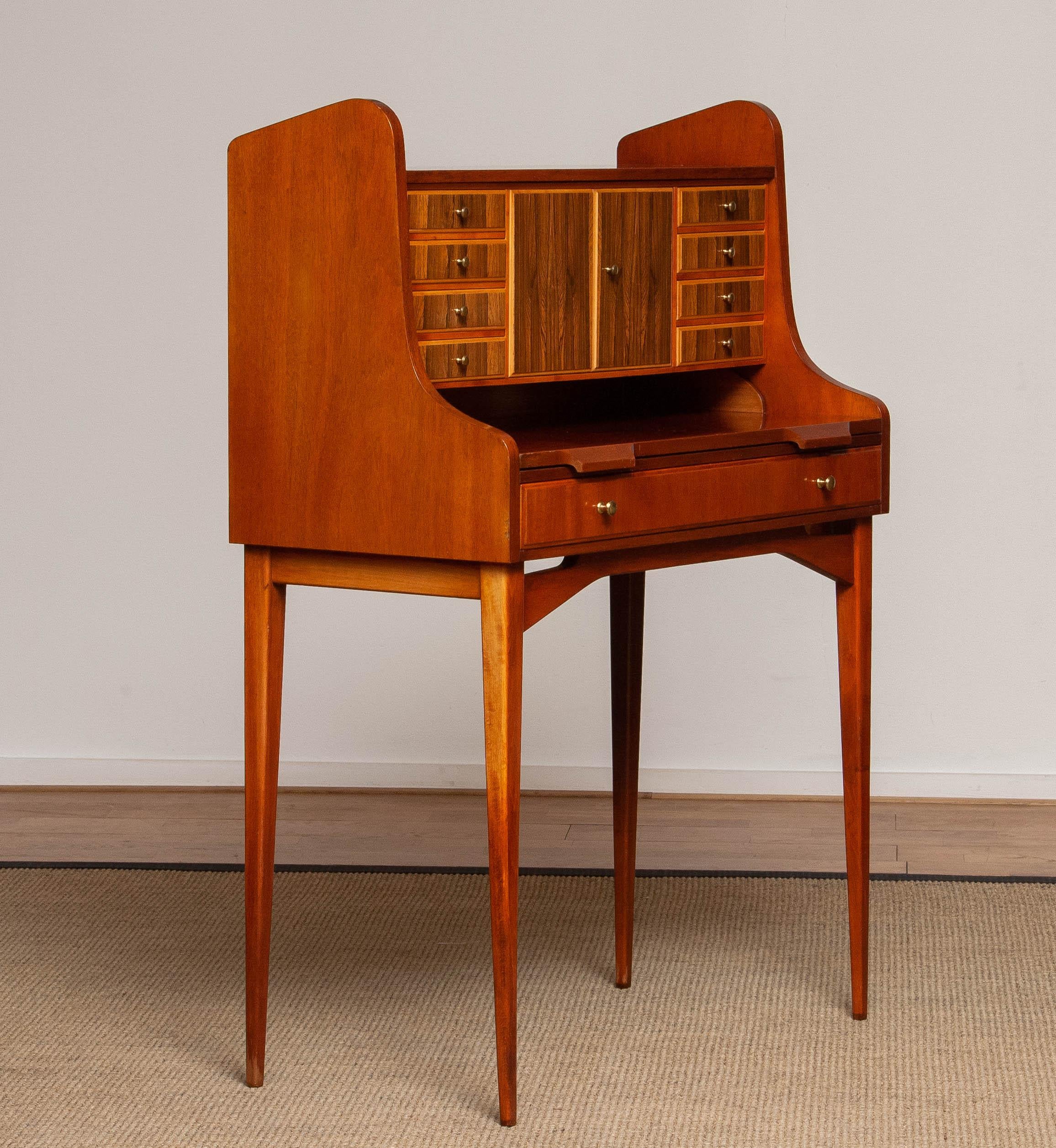 Secrétaire de caoba de patas finas, tocador con incrustaciones de olmo y nogal Suecia 1960 en venta 8