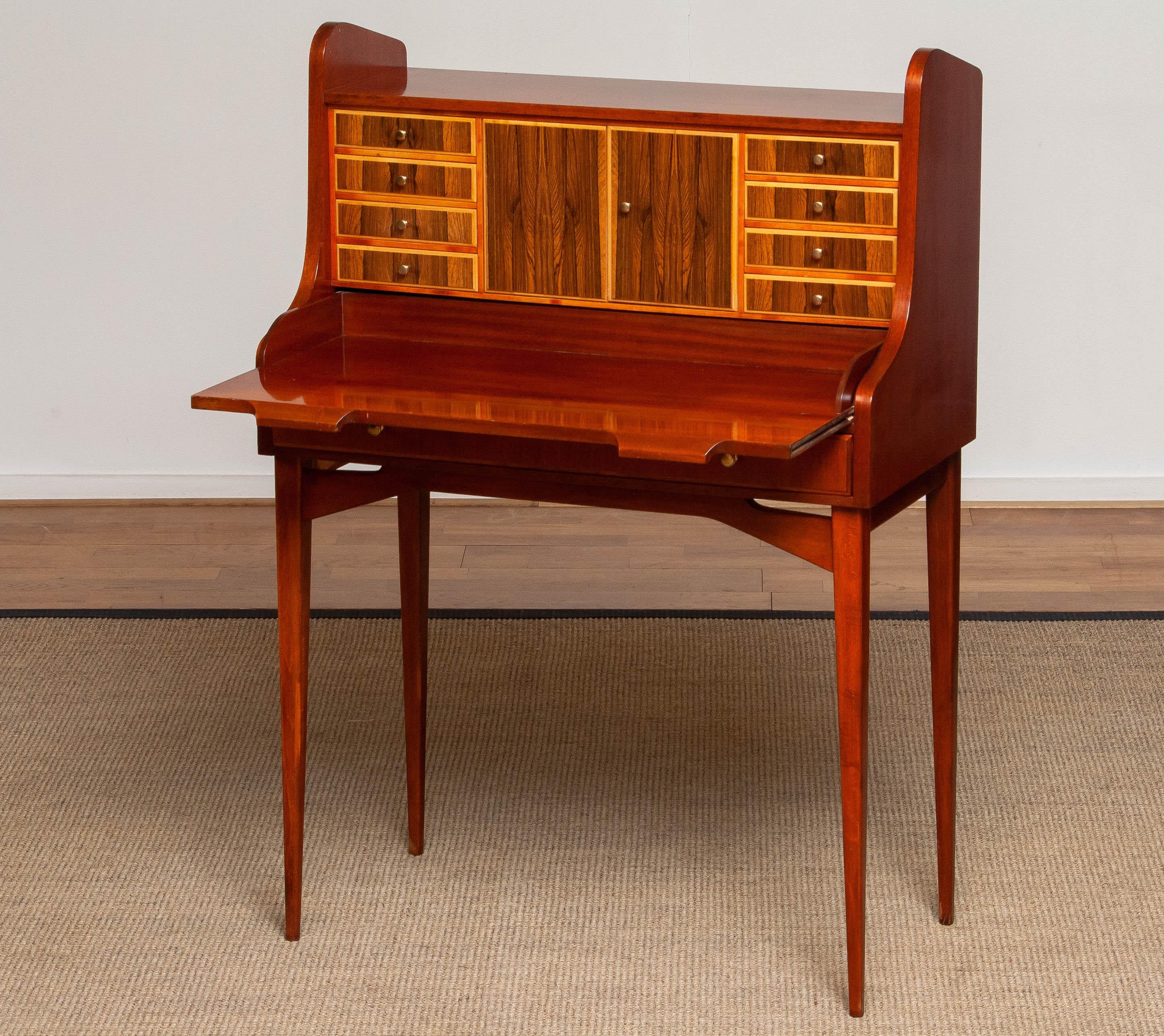 Secrétaire de caoba de patas finas, tocador con incrustaciones de olmo y nogal Suecia 1960 Olmo en venta