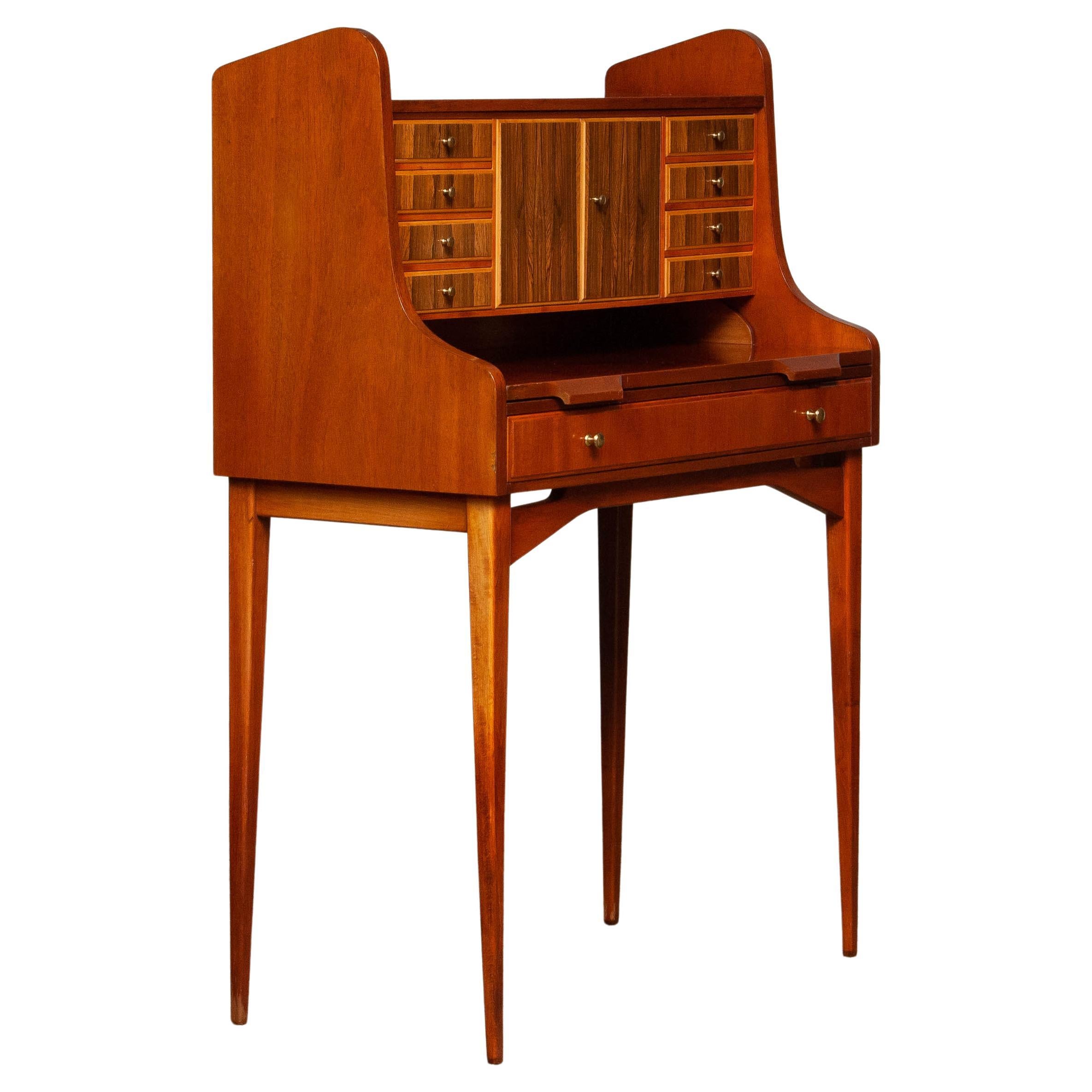Secrétaire de caoba de patas finas, tocador con incrustaciones de olmo y nogal Suecia 1960 en venta
