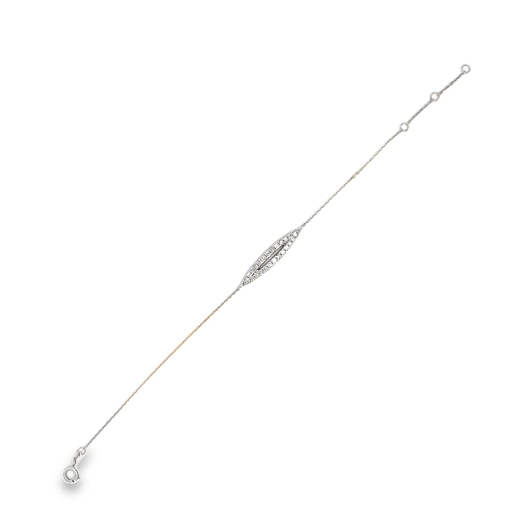 Questo braccialetto di diamanti è un pezzo squisito che unisce perfettamente raffinatezza e giocosità. La sua lunga e sottile catena in oro bianco 18 carati è ornata da un intricato motivo di diamanti al centro, con un diamante scintillante da 0,46