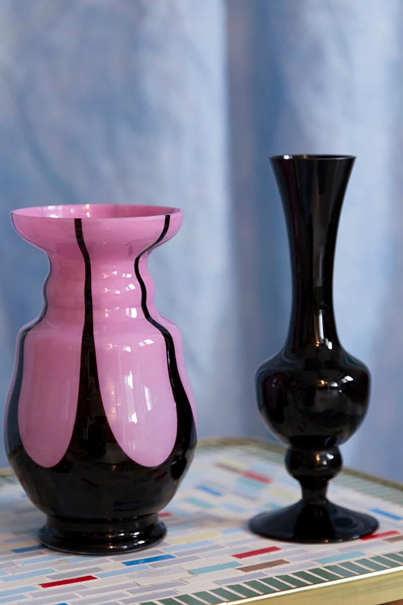 Schwarze oder dunkelviolette Vase in erstaunlich organischer Form. Produziert in den 1960er Jahren.
Glas in perfektem Zustand. Die Vase sieht aus, als wäre sie gerade erst aus der Schachtel genommen worden.

Keine Zacken, Mängel etc. Die äußere