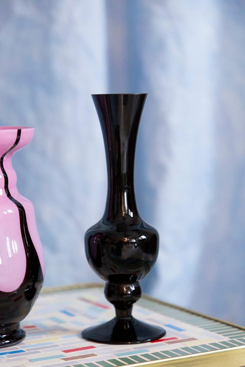 Schlanke Mid-Century-Vintage-Vase, schwarz, dunkelviolett, glänzend, Europa, 1960er Jahre im Zustand „Gut“ im Angebot in 05-080 Hornowek, PL