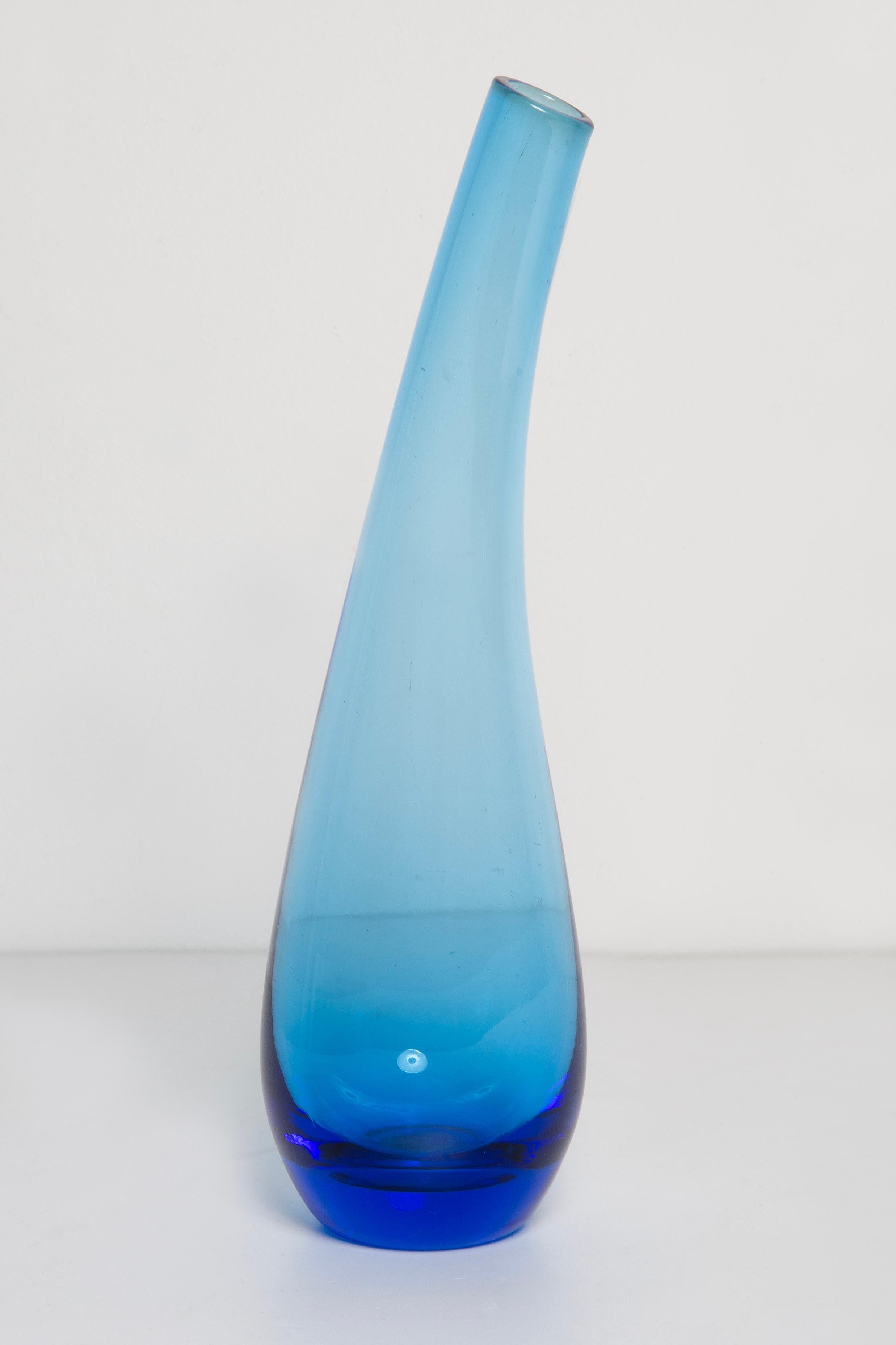 Schlanke blaue Vintage-Glasvase aus der Mitte des Jahrhunderts, Europa, 1960er Jahre im Zustand „Gut“ im Angebot in 05-080 Hornowek, PL