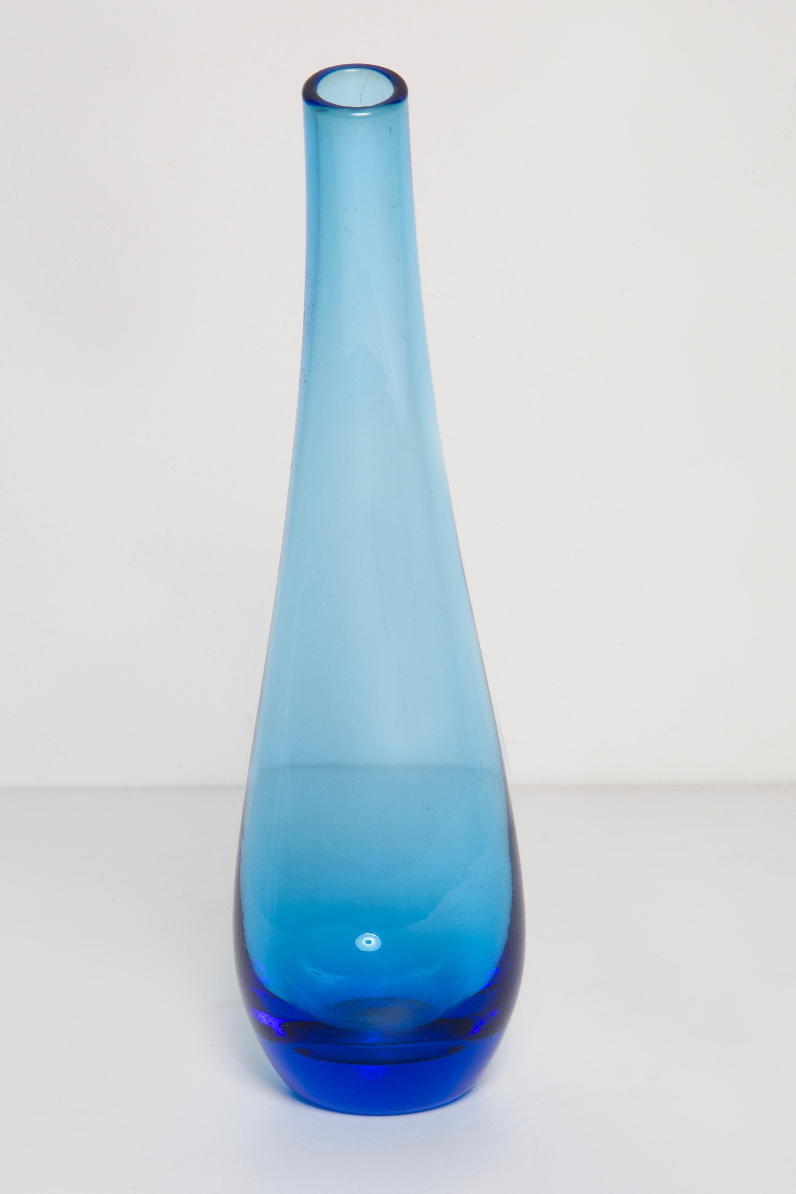 Schlanke blaue Vintage-Glasvase aus der Mitte des Jahrhunderts, Europa, 1960er Jahre (20. Jahrhundert) im Angebot
