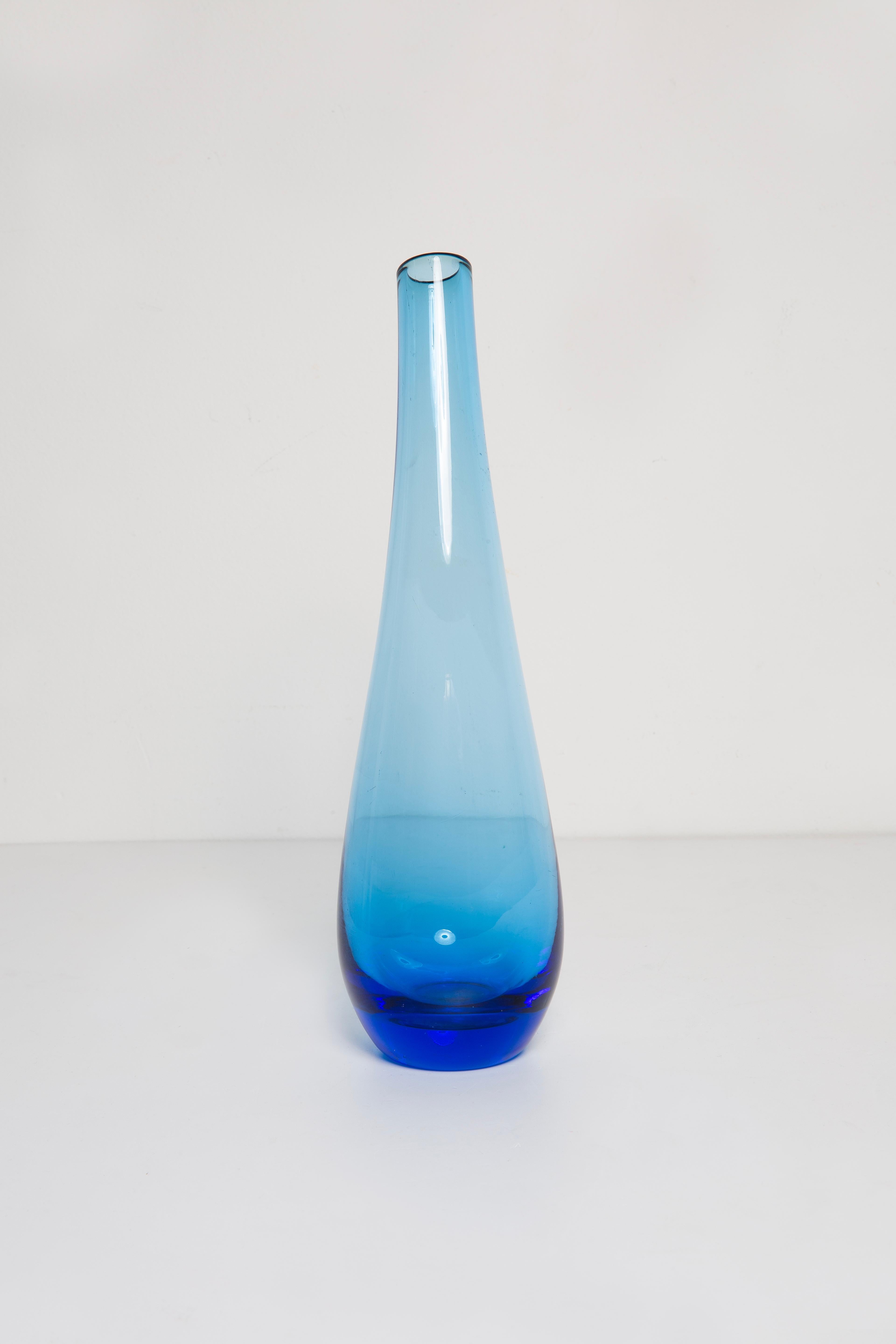Schlanke blaue Vintage-Glasvase aus der Mitte des Jahrhunderts, Europa, 1960er Jahre im Angebot 1