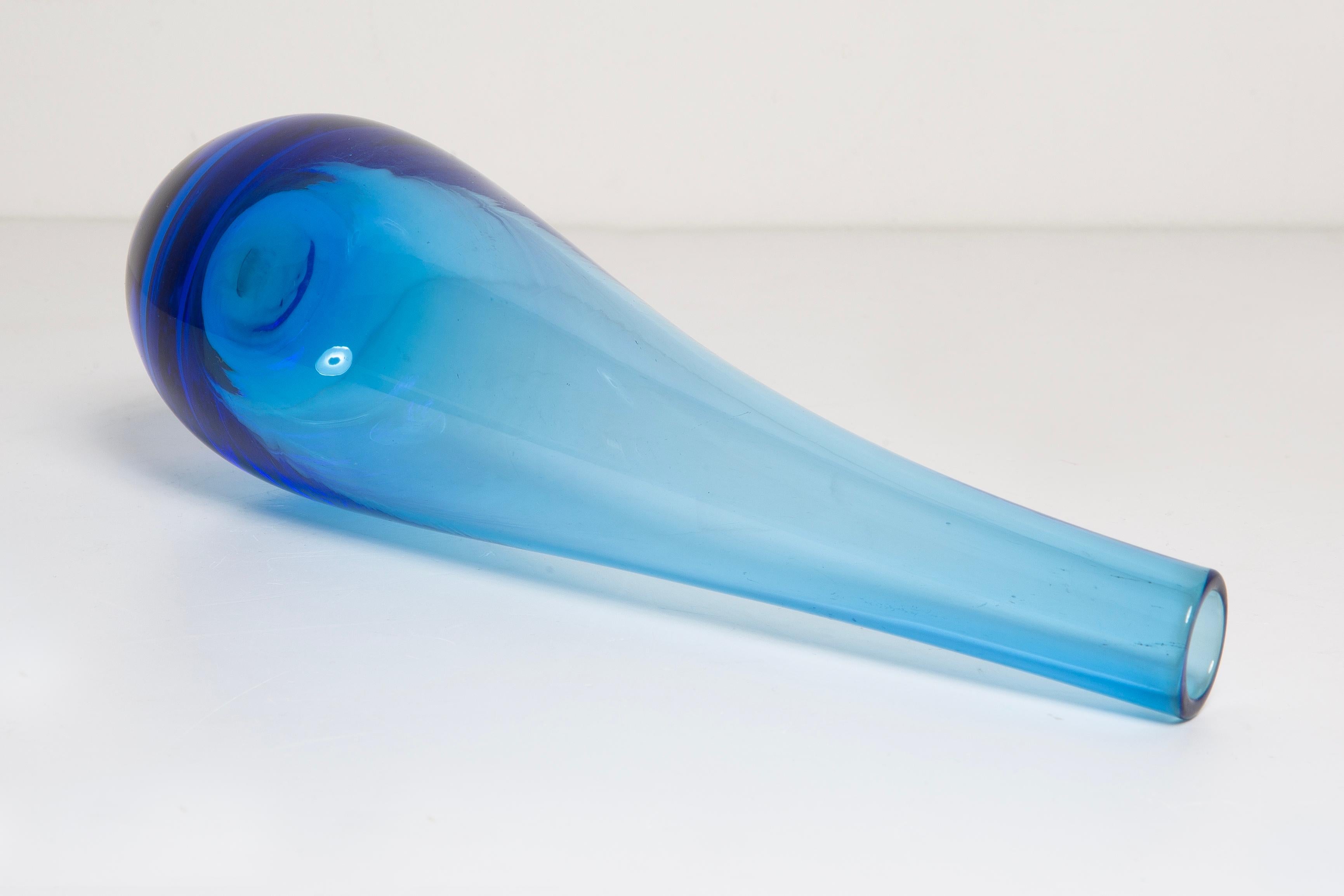 Schlanke blaue Vintage-Glasvase aus der Mitte des Jahrhunderts, Europa, 1960er Jahre im Angebot 2
