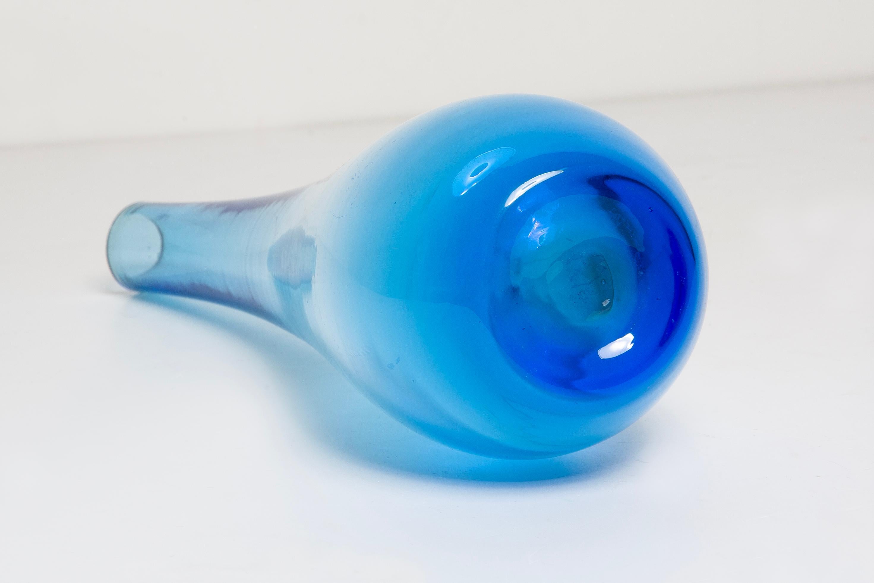 Schlanke blaue Vintage-Glasvase aus der Mitte des Jahrhunderts, Europa, 1960er Jahre im Angebot 3