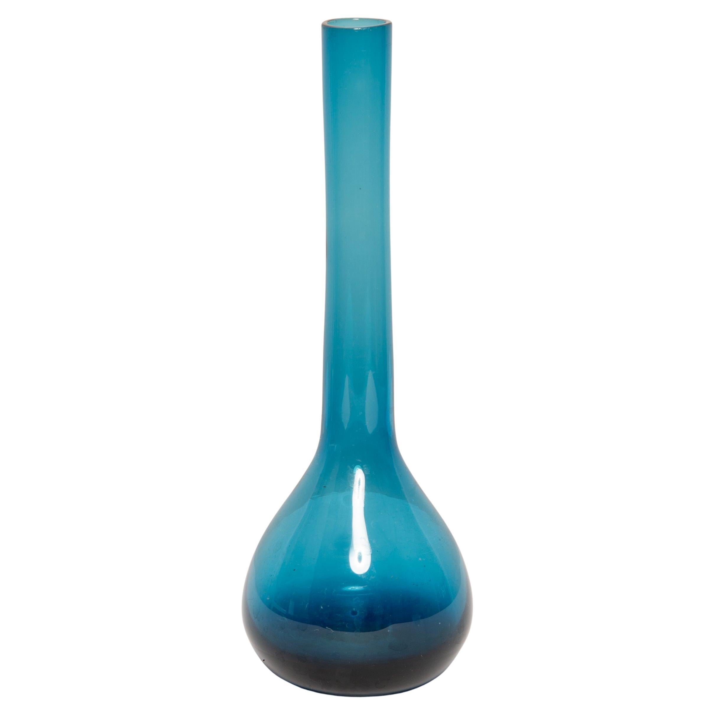 Vaso sottile in vetro blu vintage di metà secolo, Europa, anni '60