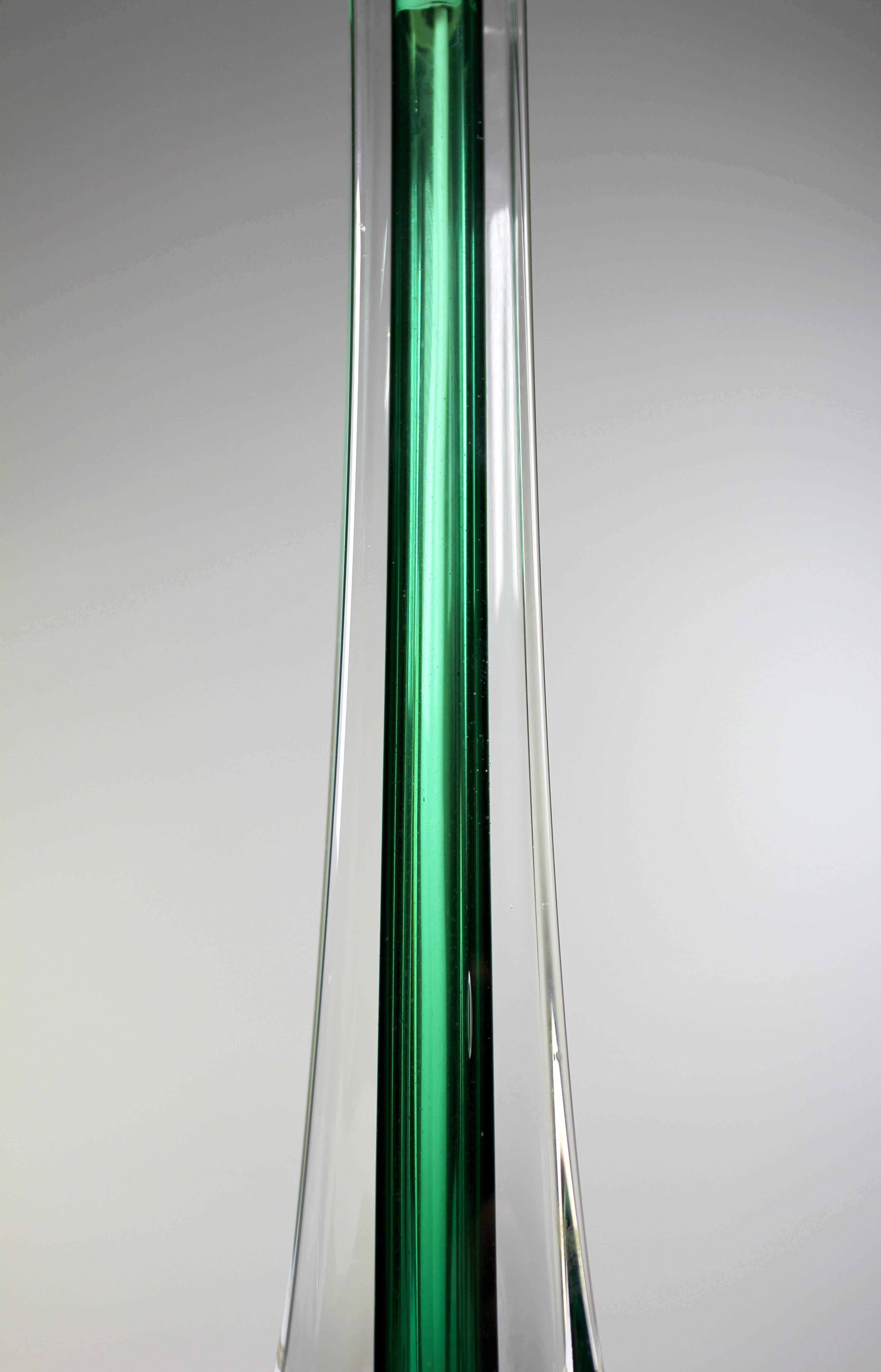Slender and elegant Scandinavian Mid-Century Modern art glass table lamp. By Flygsfors' chief designer in the early 1950s, Paul Kedelv who is well known for his art glass designs and use of vivid colors. Manufactured by Flygsfors Glasbruk in