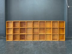 Schlanke Regale aus Kiefer