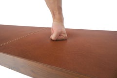 Banc de 7,5' de long à profil étroit avec structure en noyer massif et coussin en cuir intégré