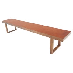 Banc de 7,5' de long à profil étroit avec structure en noyer massif et coussin en cuir intégré 