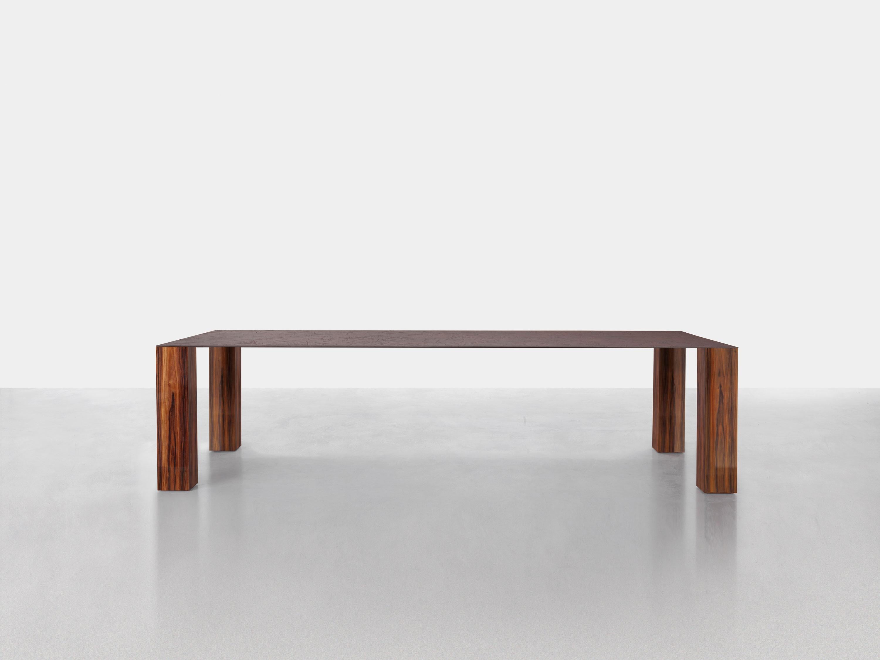Mesa rectangular Slim by Somaschini
Dimensiones: An 298 x Pr 120 x Al 75 cm
Materiales: Patas de madera contrachapada con chapa de Palissandro Santos en acabado de poliéster de alto brillo. Encimera de hierro con acabado de metal puro en mezcla de