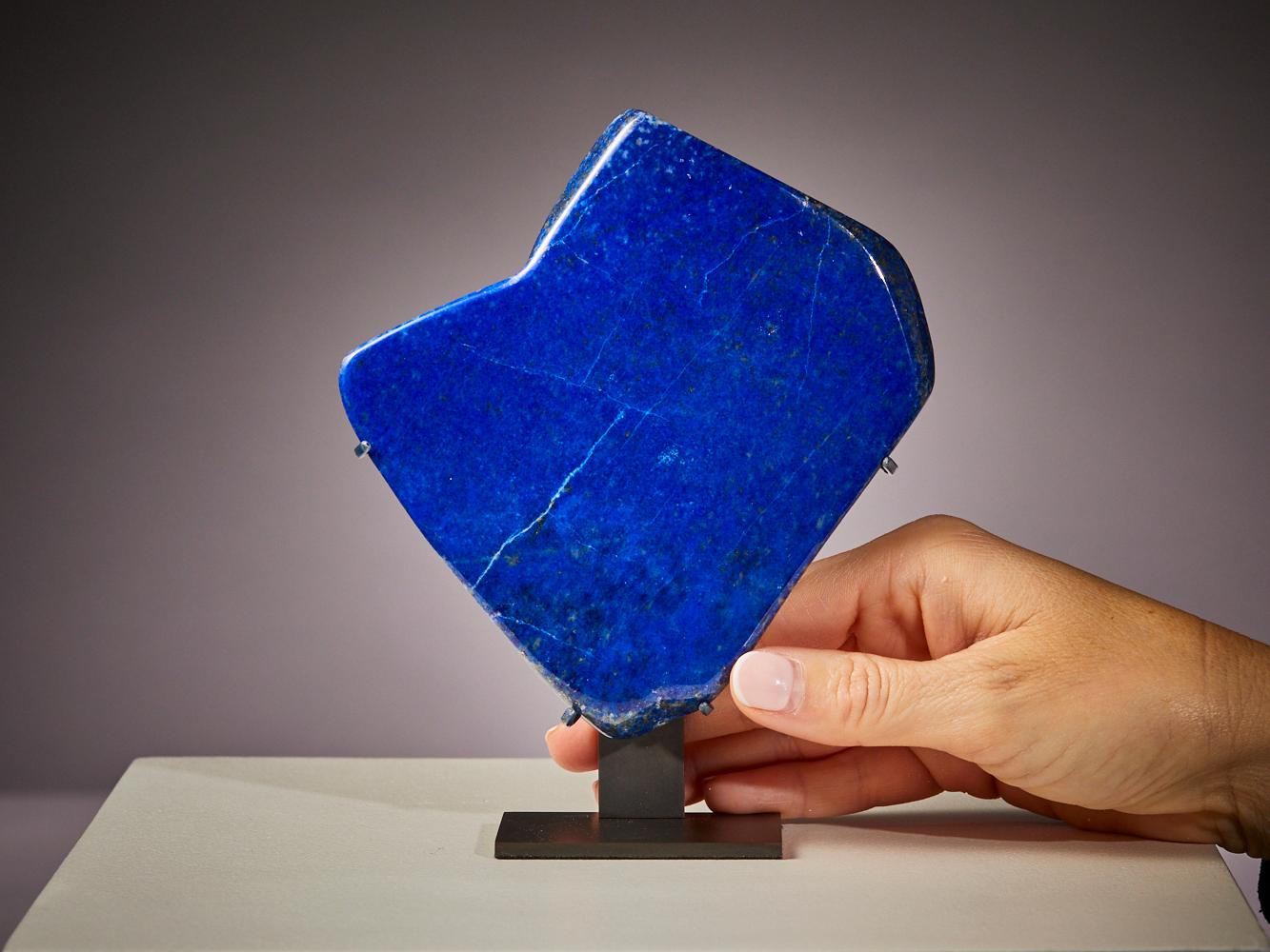 Questa raffinata lastra di lapislazzuli dall'Afghanistan, dal taglio sottile, presenta un'immagine di
blu eccezionalmente profondo e vellutato, con sottili macchie di pirite dorata e un debole
venature di calcite. 

Nonostante il suo profilo
