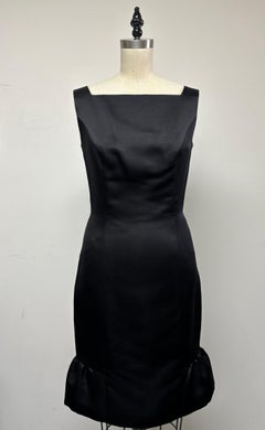 Schlankes ärmelloses Cocktailkleid mit quadratischem Ausschnitt aus schwarzem Satin und Rüschenbesatz