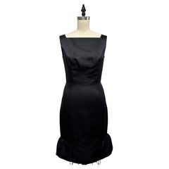 Schlankes ärmelloses Cocktailkleid mit quadratischem Ausschnitt aus schwarzem Satin und Rüschenbesatz