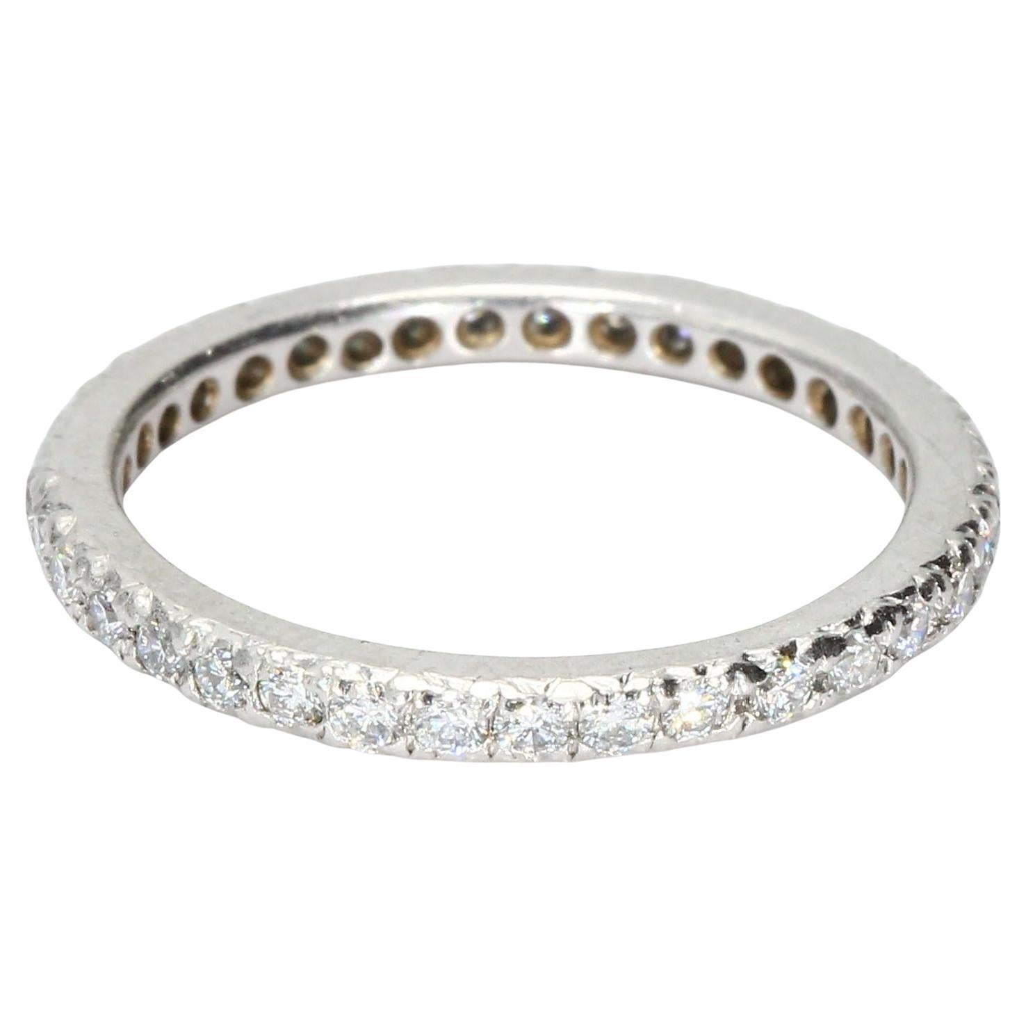Slim White Gold Eternity Band Ring with Round White Diamonds in vendita
