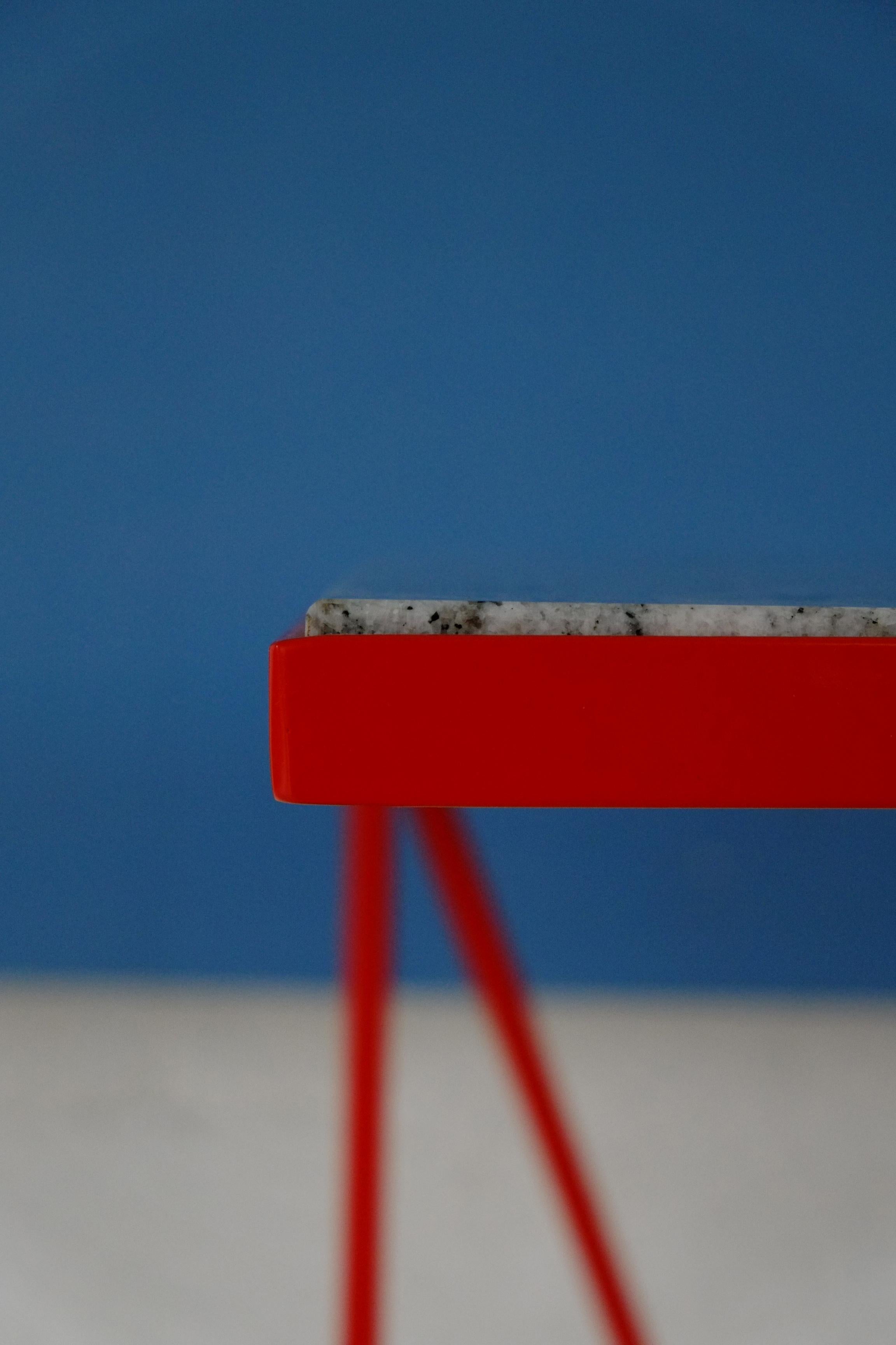 Table console en acier blanc mince avec plateau en granit / personnalisable en vente 3