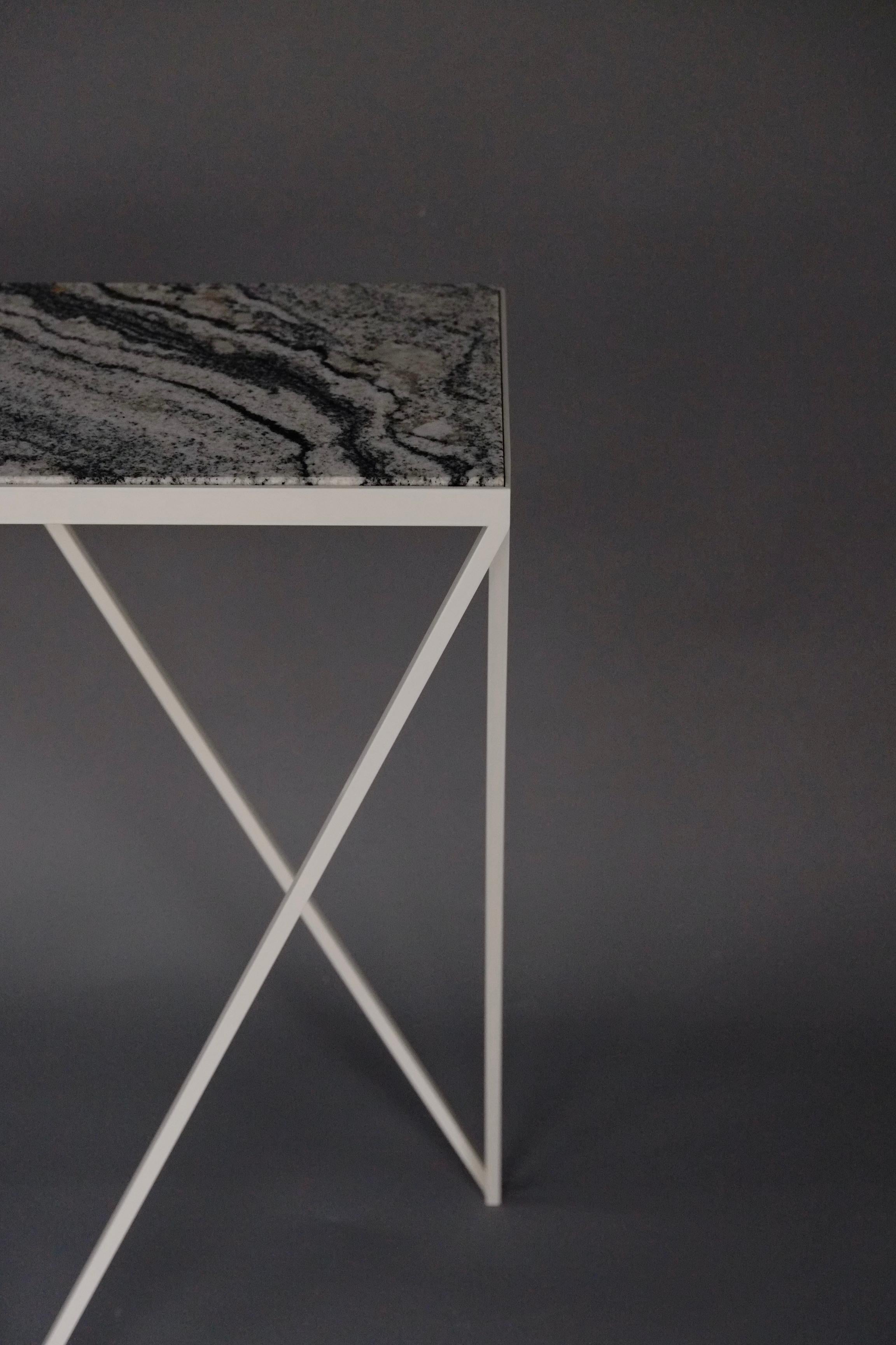 Schlanker Konsolentisch aus weißem Stahl mit Granitplatte / anpassbar (Moderne) im Angebot