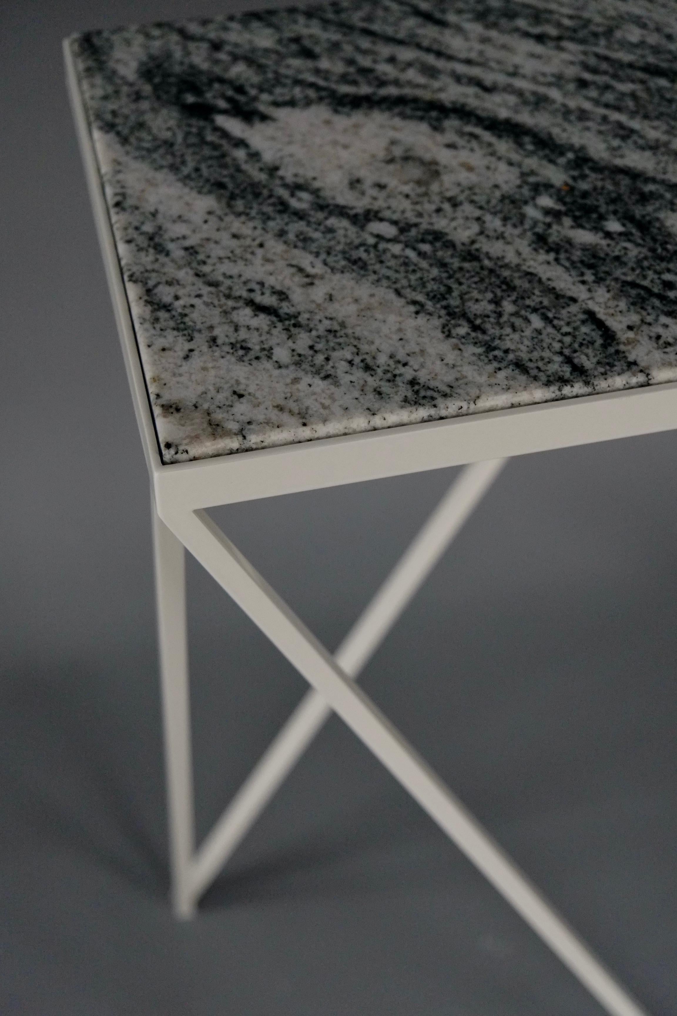 Schlanker Konsolentisch aus weißem Stahl mit Granitplatte / anpassbar (Britisch) im Angebot